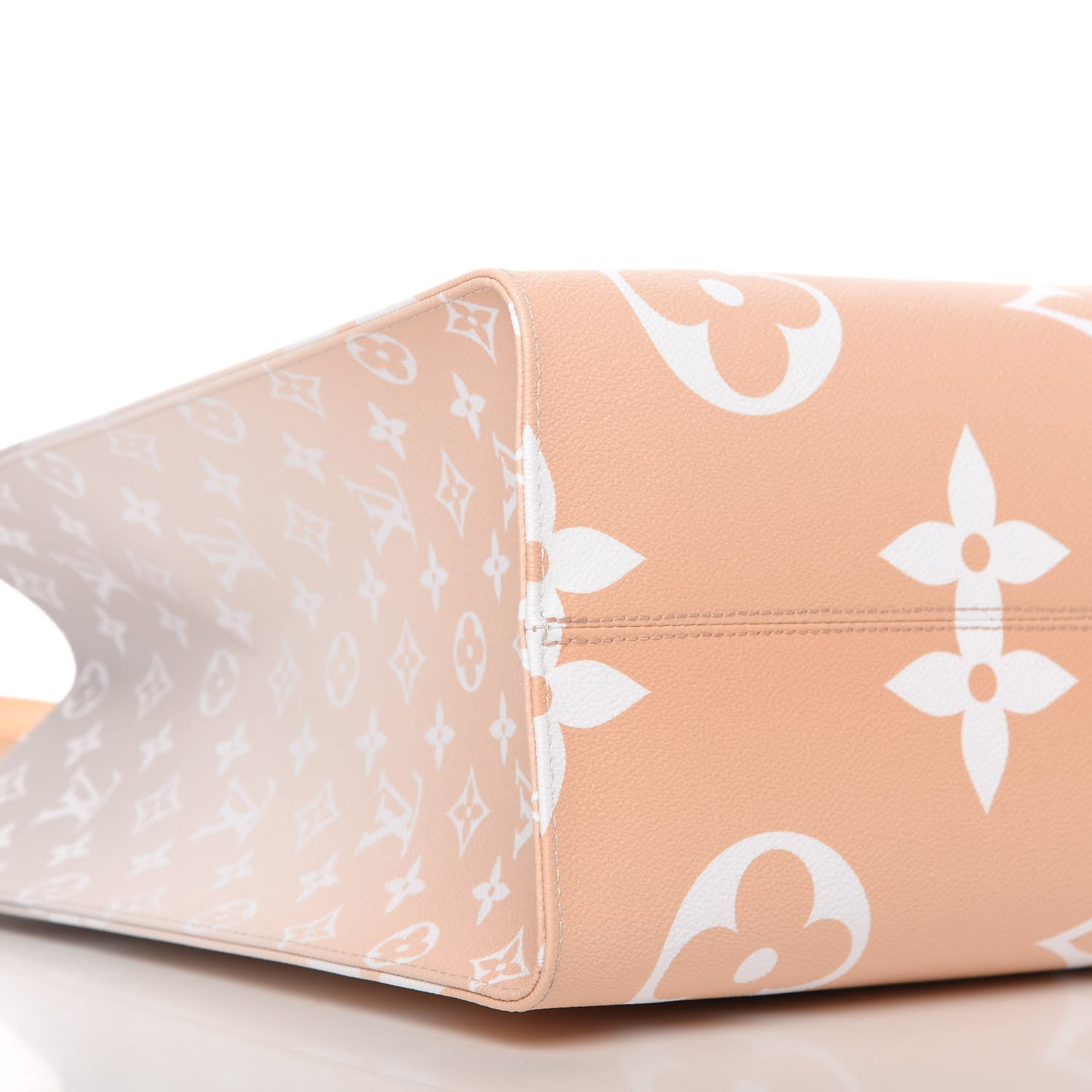 Louis Vuitton Monogram Giant By The Pool Onthego GM Brume 6 of 9