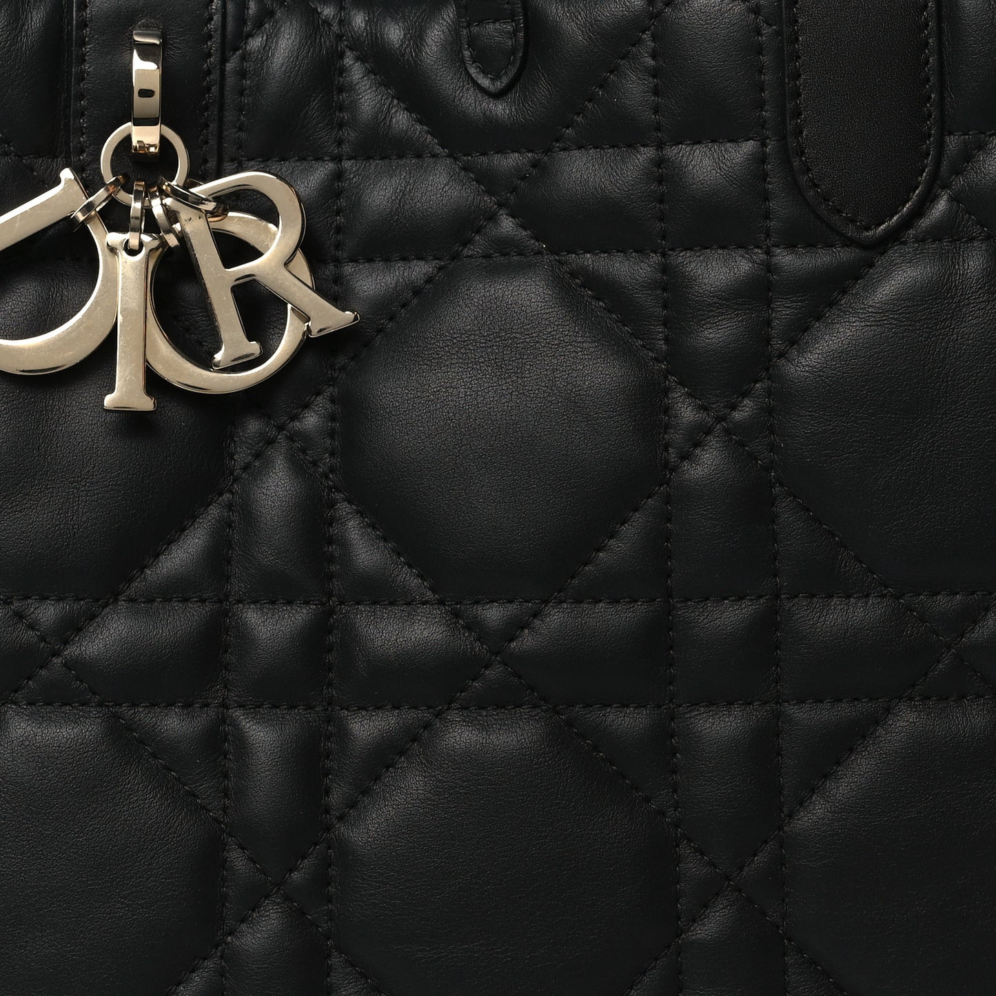 Calfskin Macrocannage Medium Toujours Black