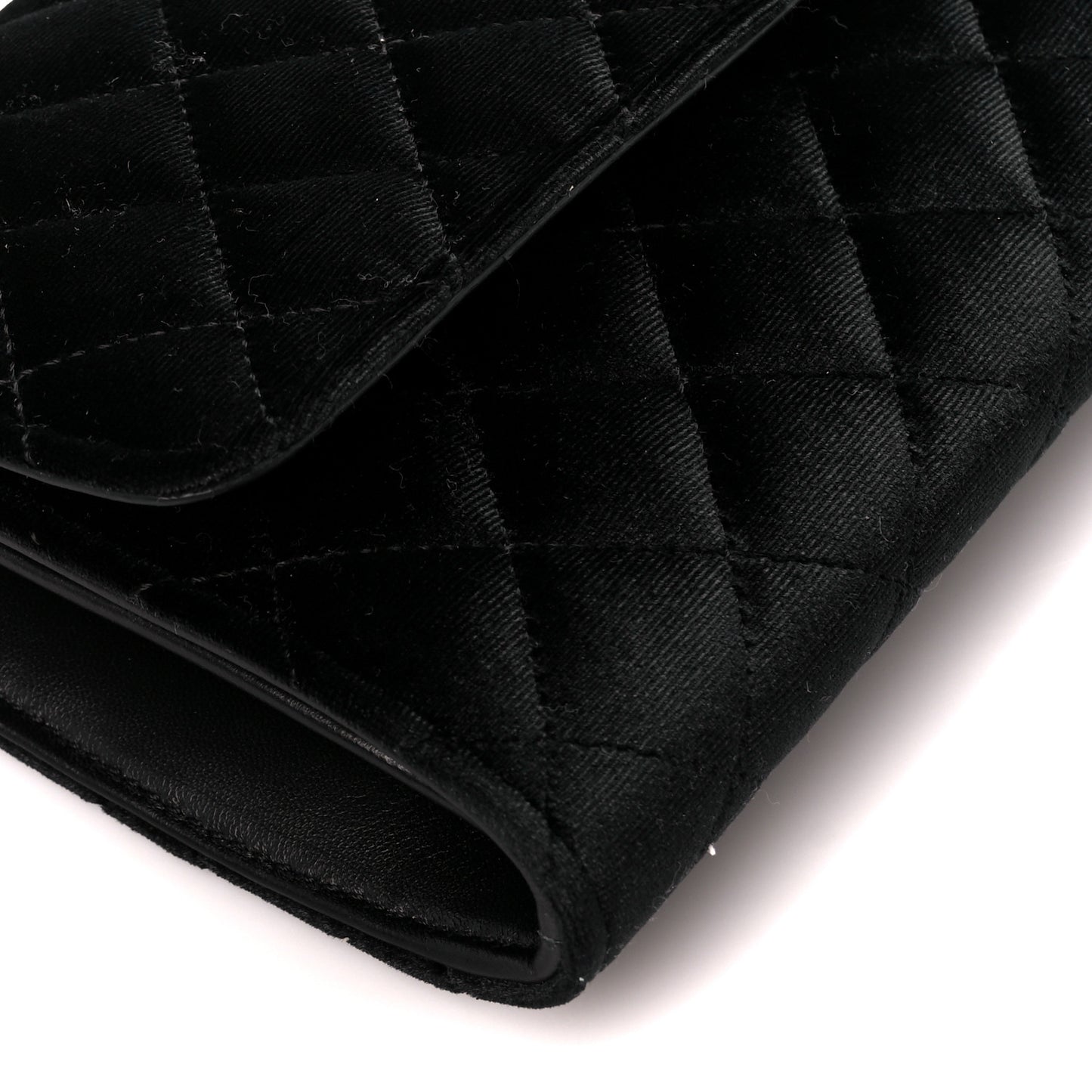 Velvet Quilted Medusa Wallet On Chain Black