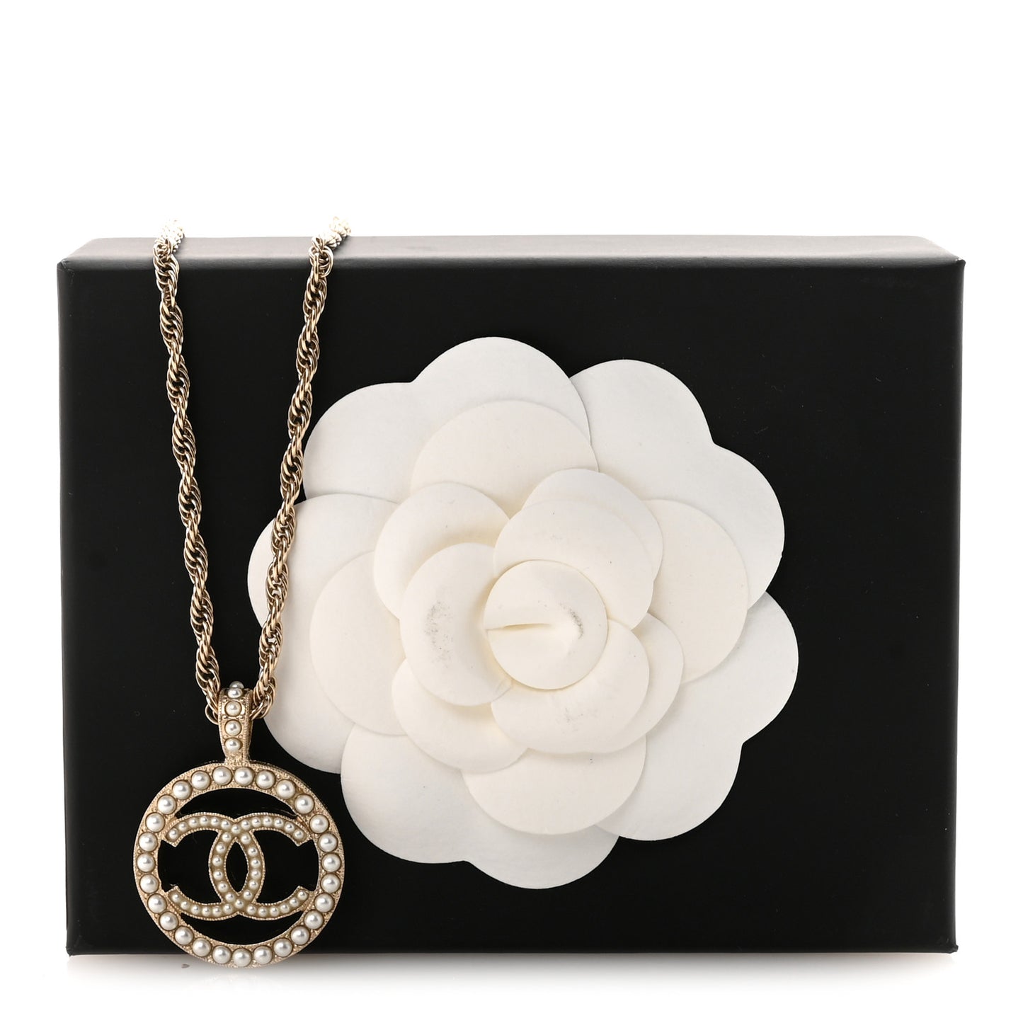 Pearl CC Round Pendant Necklace Gold