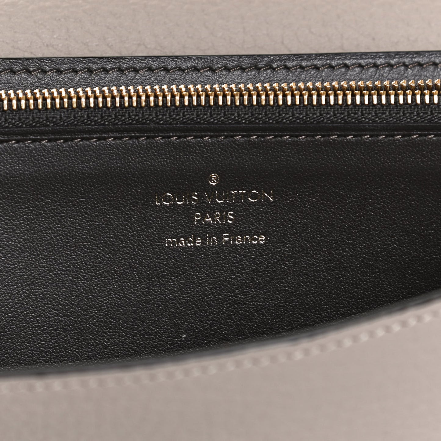 Taurillon Capucines Wallet Galet