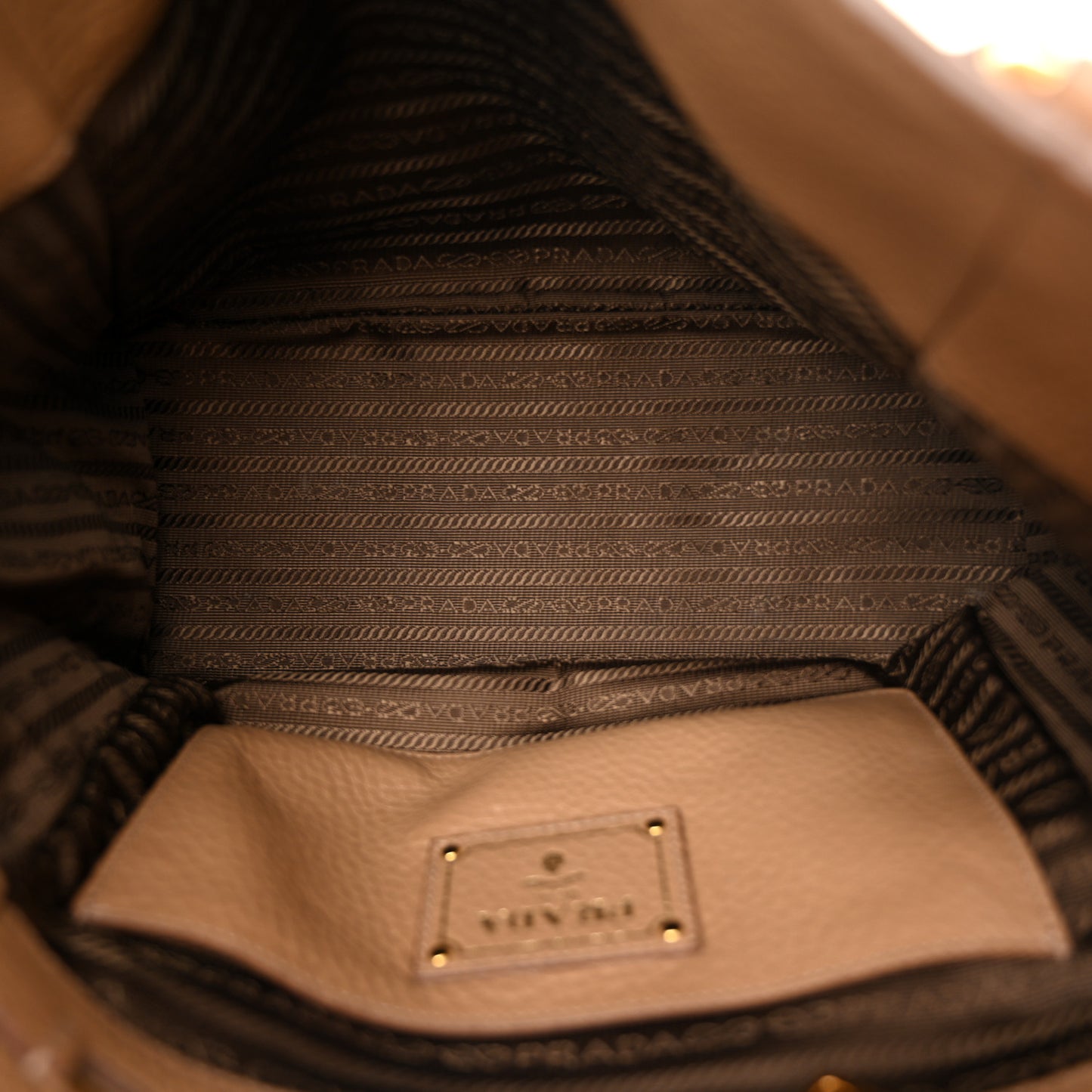 Vitello Daino Side Pocket Shoulder Bag Tote Sesamo