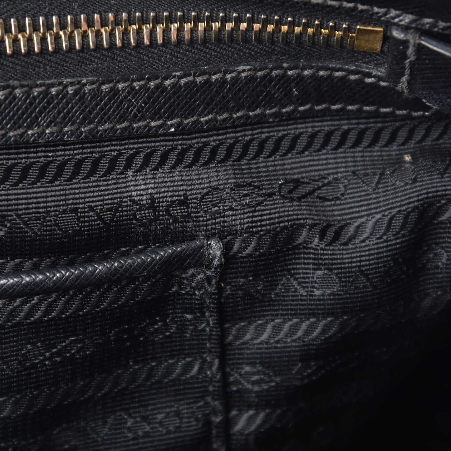 Saffiano Medium Galleria Double Zip Tote Black
