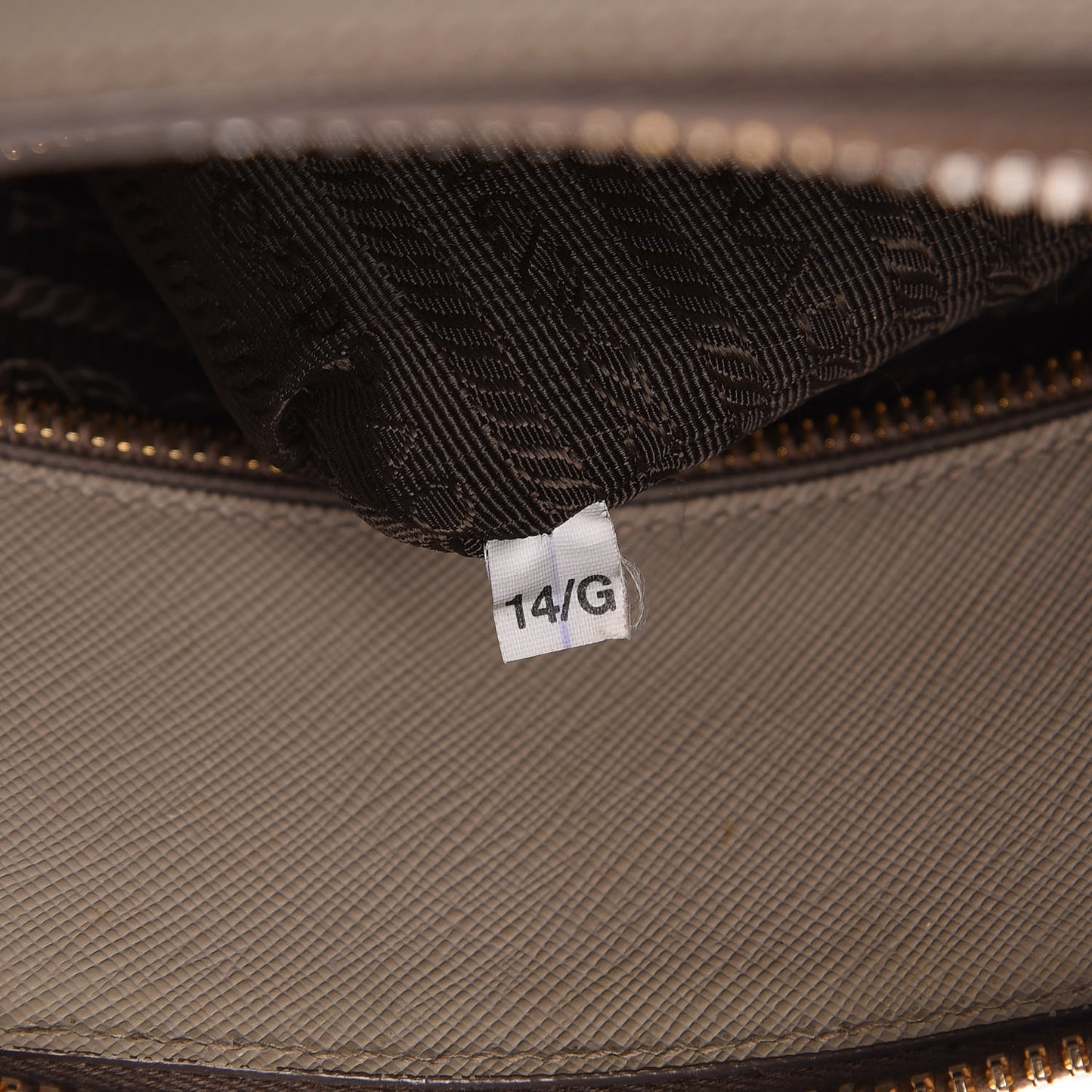 Saffiano Lux Bi-Color Promenade Tote Argilla Pomice