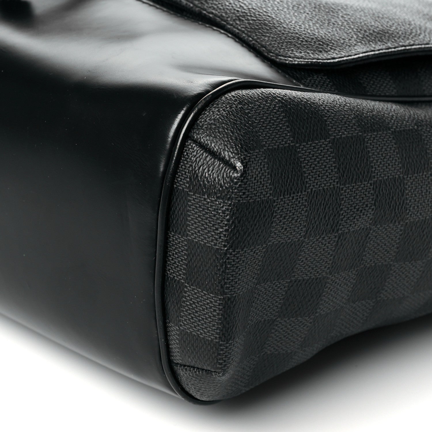 Louis Vuitton Damier Graphite Skyline Messenger MM 9 of 9