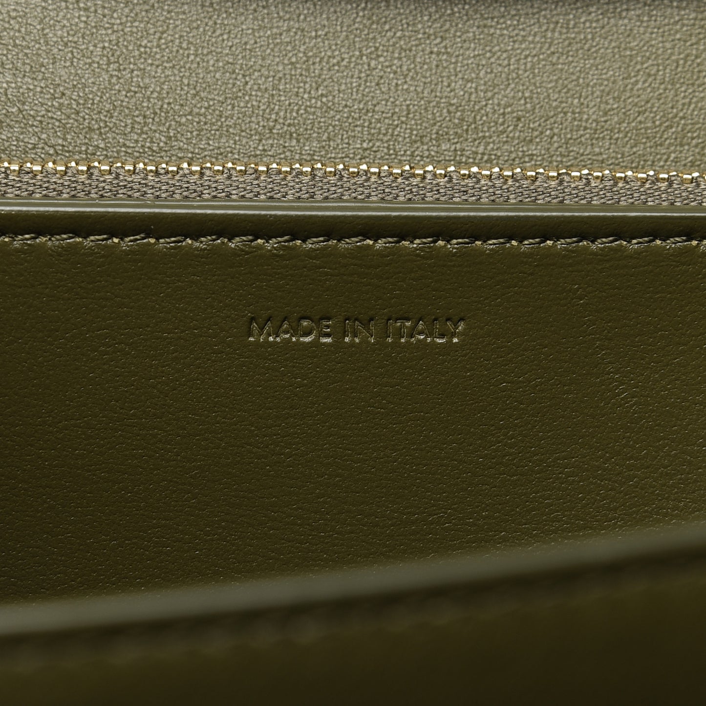 Box Calfskin Classic Box Medium Flap Bag Army Green