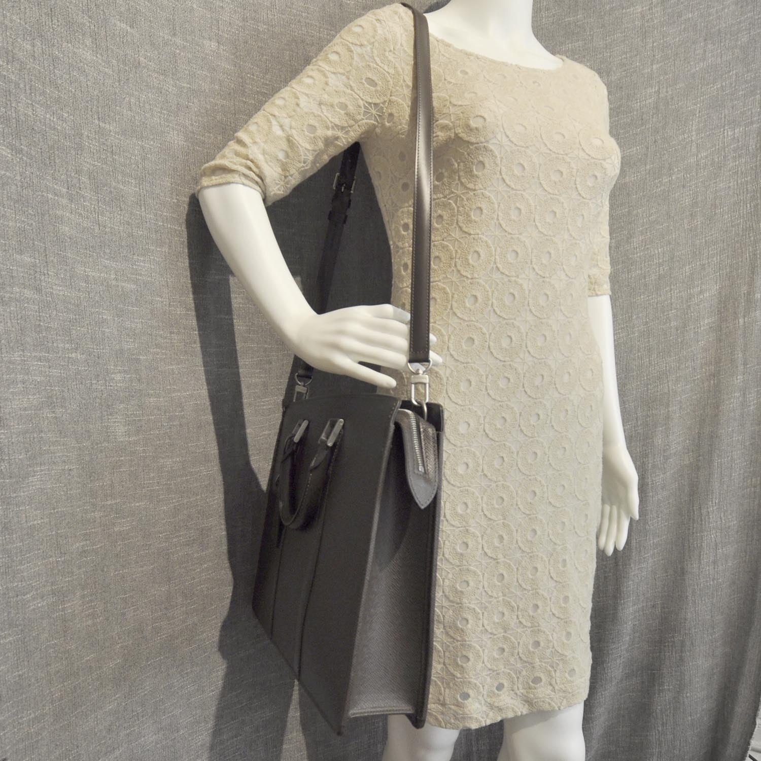 Louis Vuitton Taiga Lozan Grizzli 2 of 7