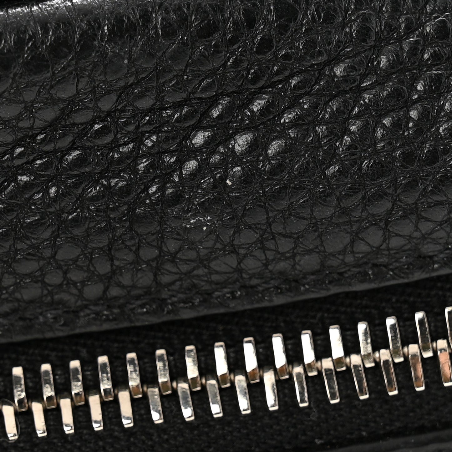 Vitello Daino Camera Crossbody Black