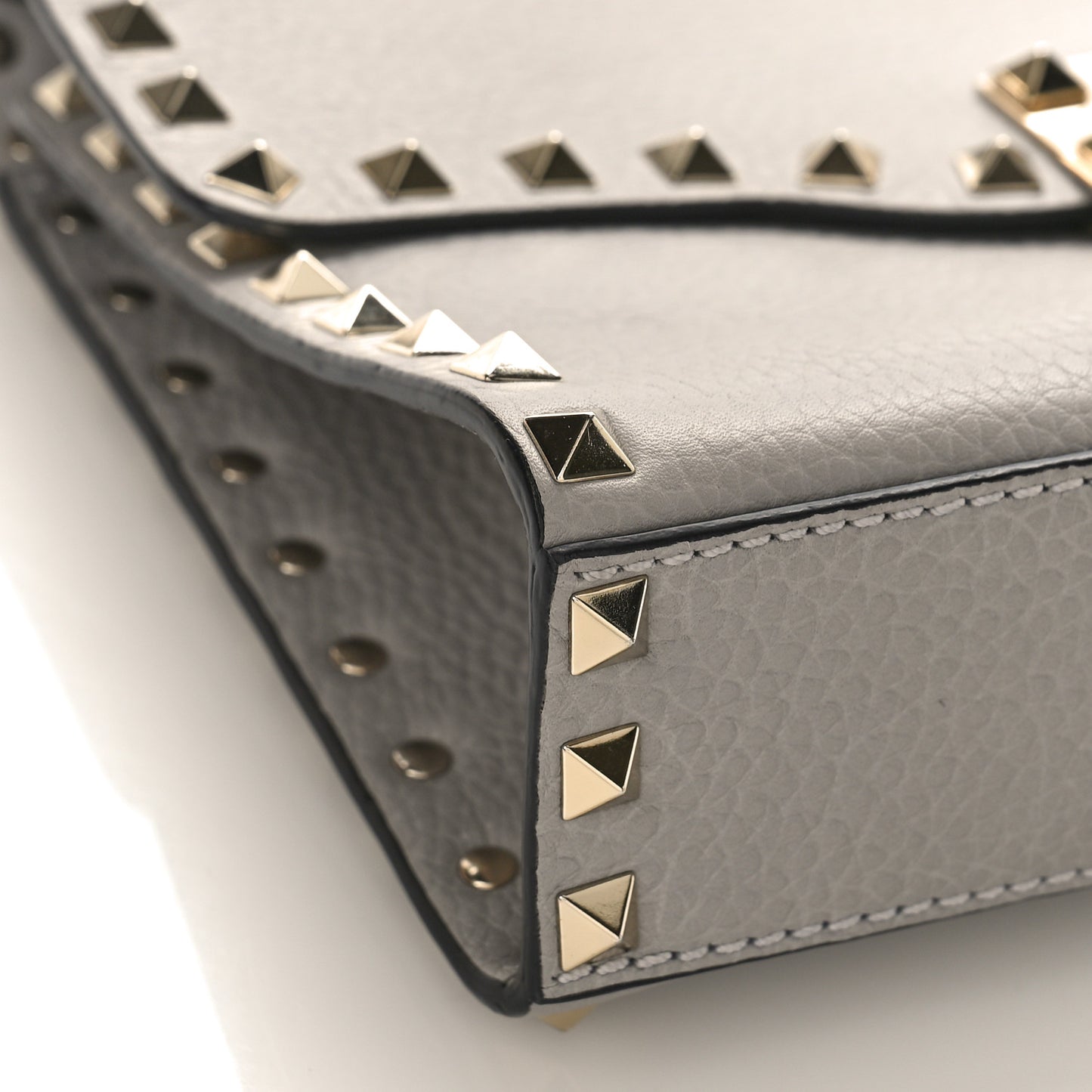 Pebbled Calfskin Medium Rockstud Flip Lock Crossbody Bag Pastel Grey