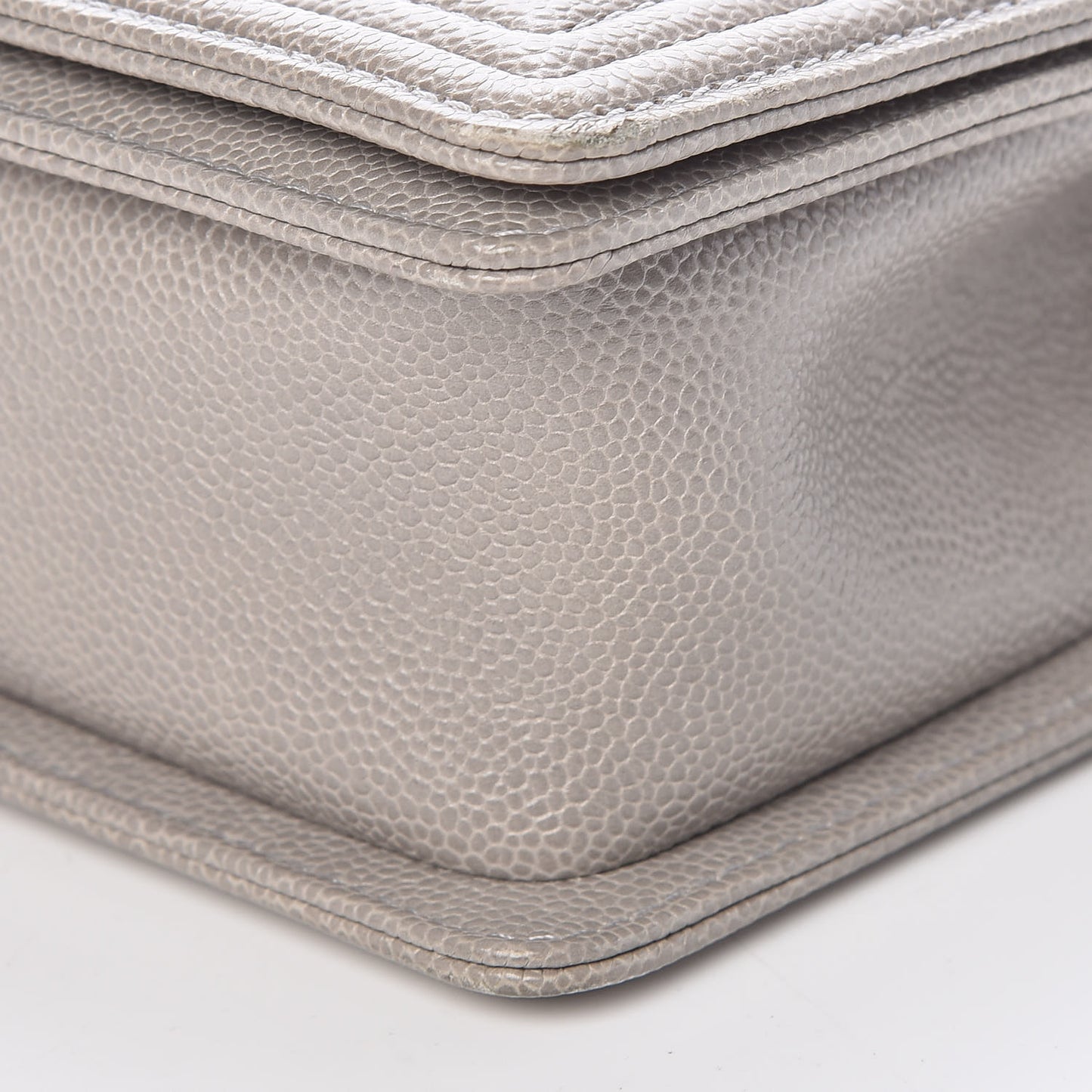 Caviar Quilted Medium Boy Flap Light Grey