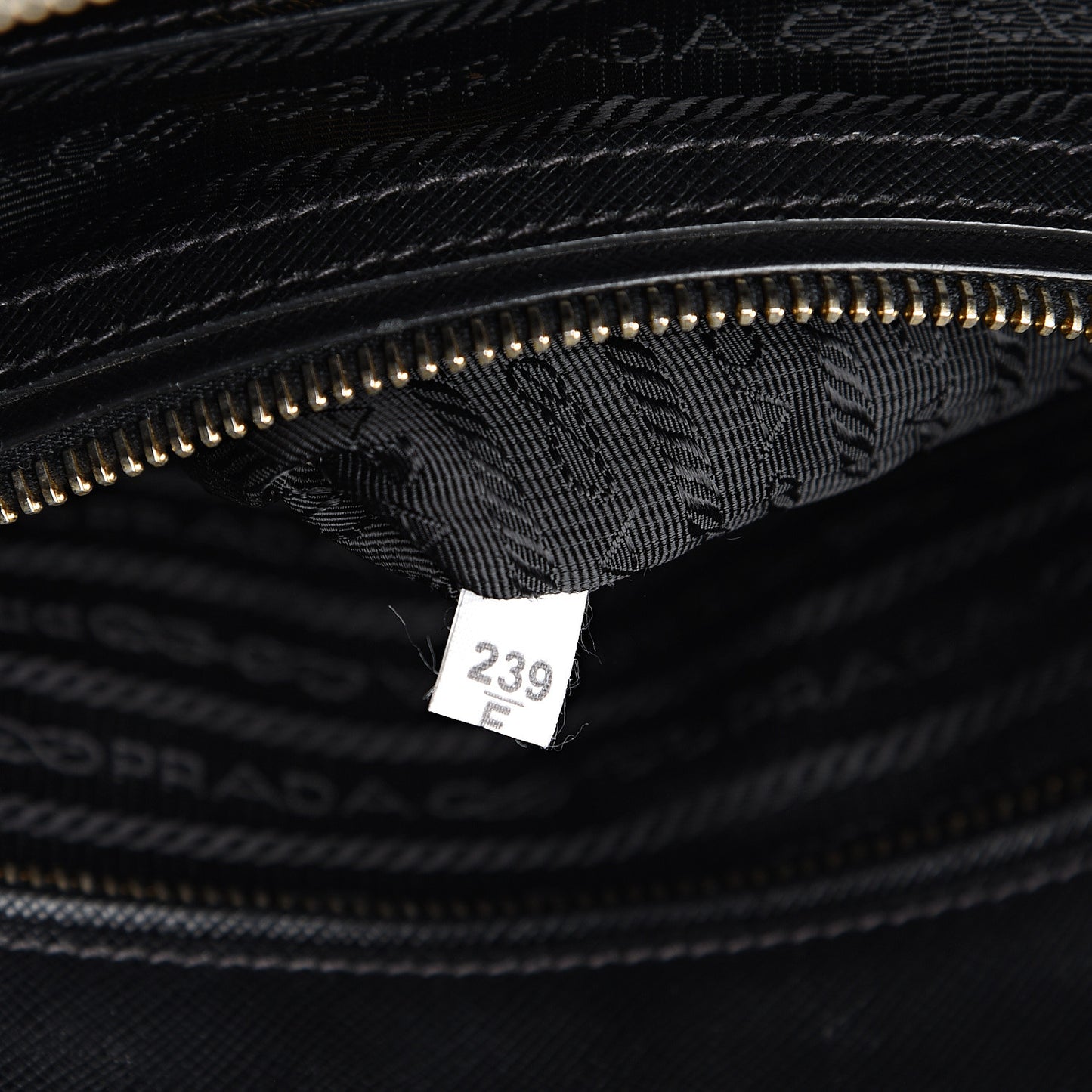 Saffiano Medium Galleria Double Zip Tote Black