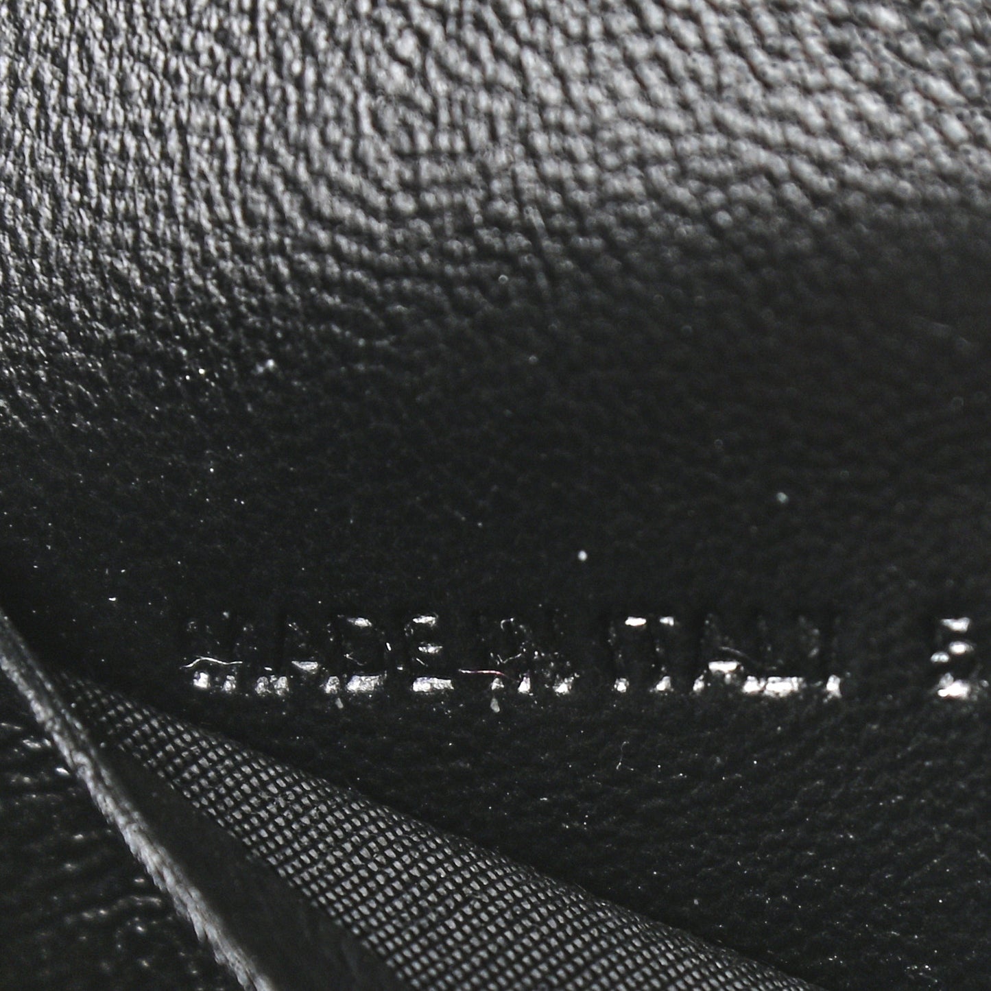 Grained Calfskin Logo Cash Phone Holder Wallet On Chain Black White