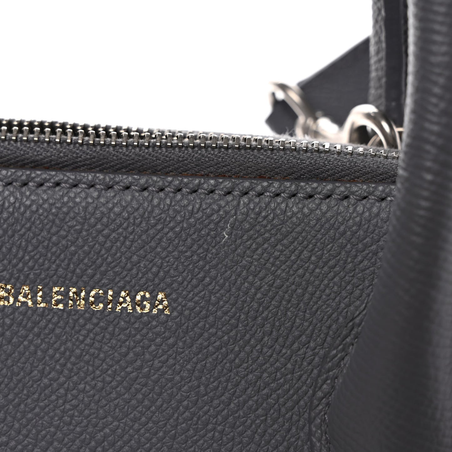 Signature Grained Calfskin Logo S Ville Top Handle Bag Gris Perle Fonce White