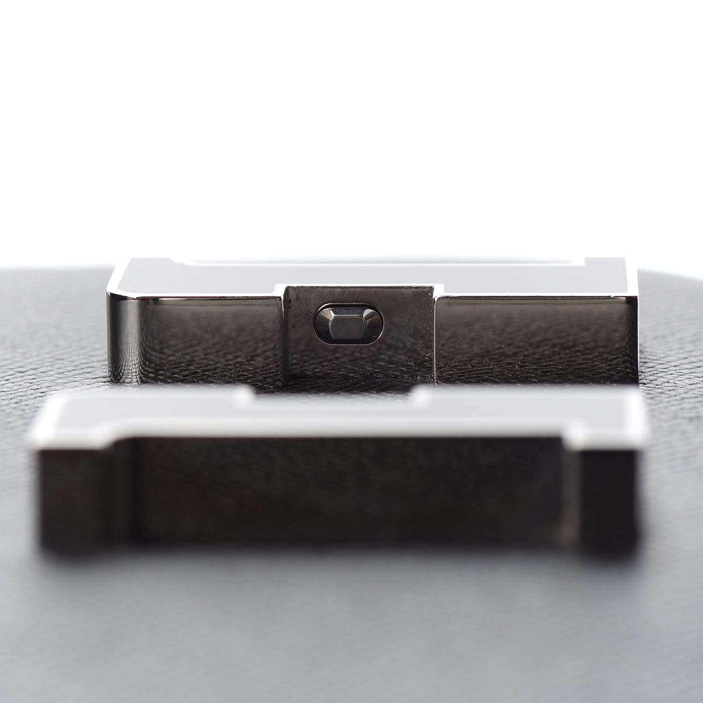 Epsom Horseshoe Enamel Constance 24 Black