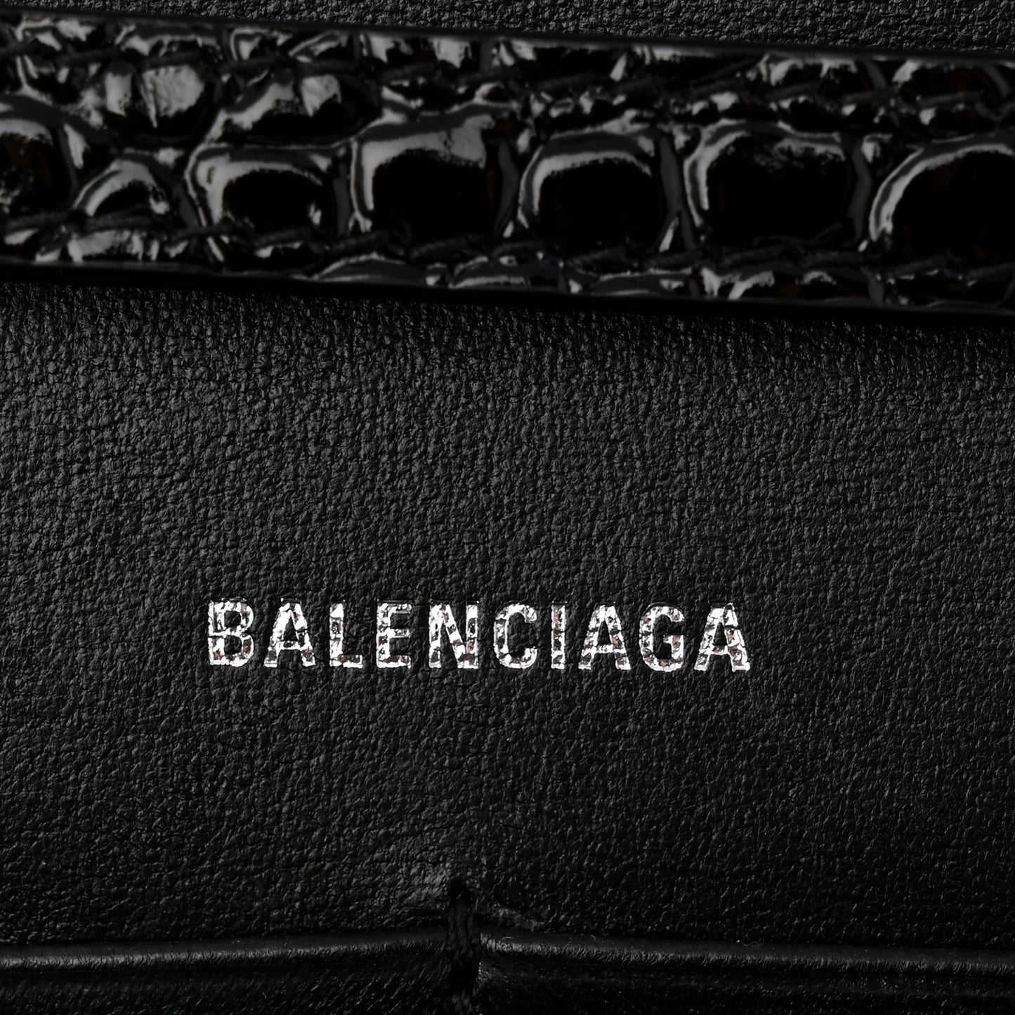 Shiny Calfskin Monochrome Crocodile Embossed Hourglass Chain Bag Black