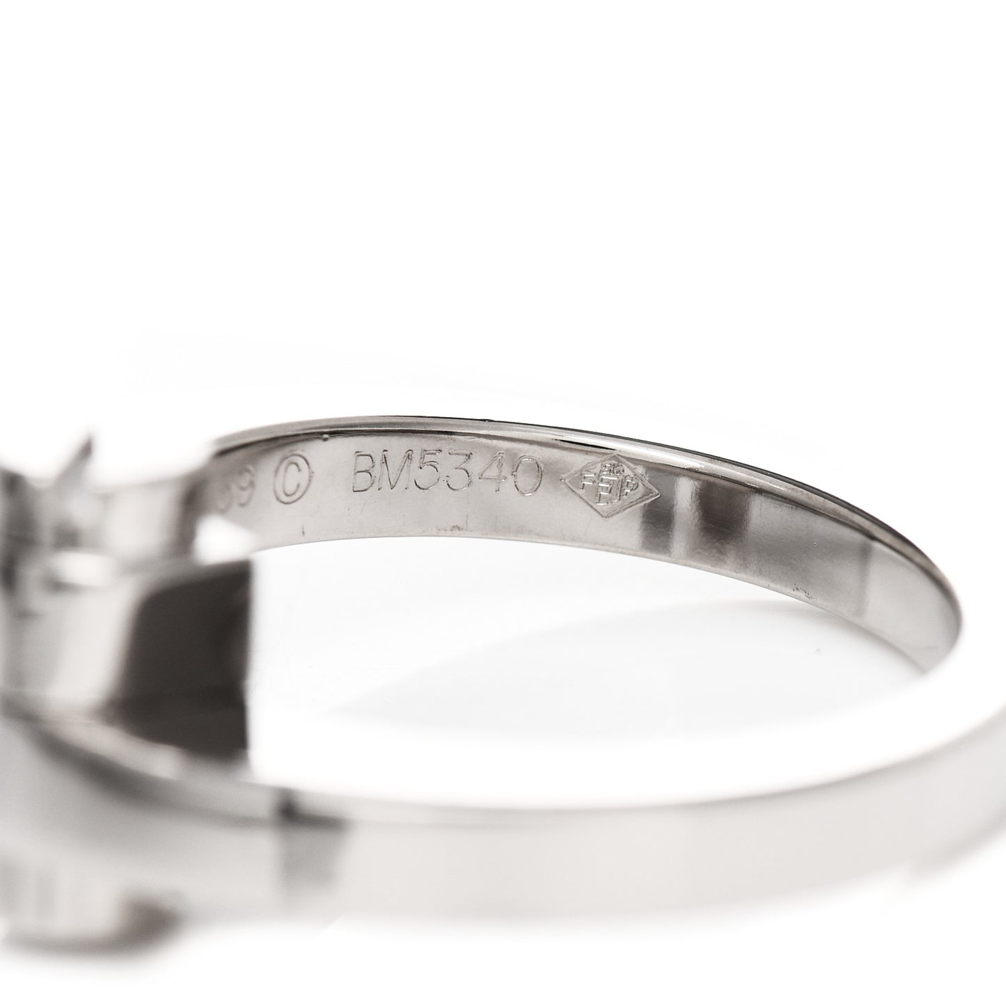 18K White Gold Menotte Ring 59 8.75