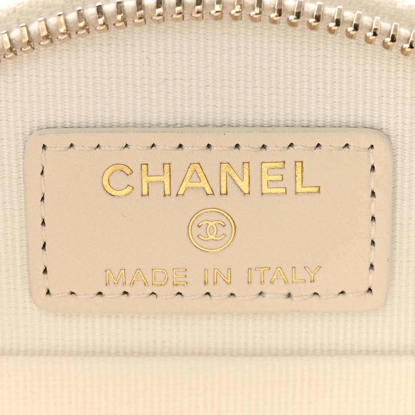 Caviar Quilted Round Handle With Care Vanity With Chain White