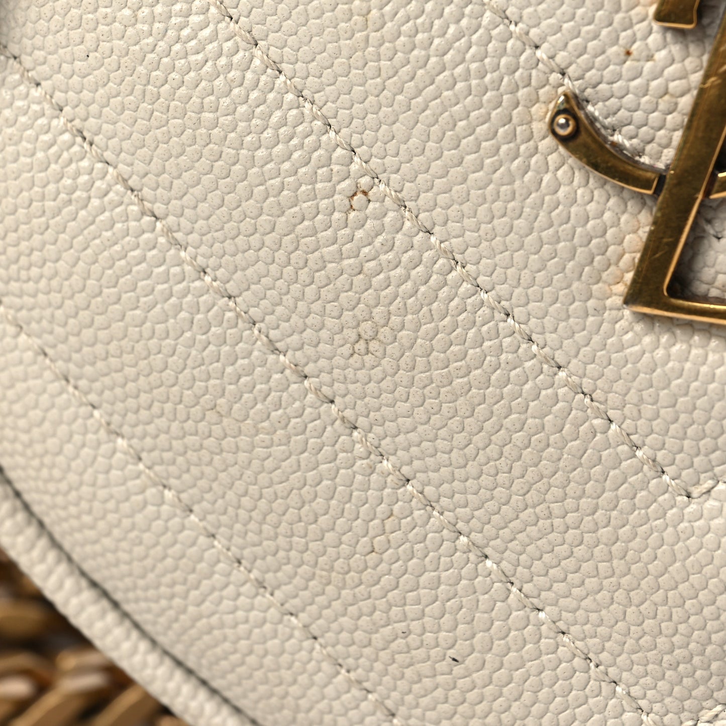 Grain De Poudre Matelasse Chevron Quilted Round Vinyle Camera Bag Blanc Vintage