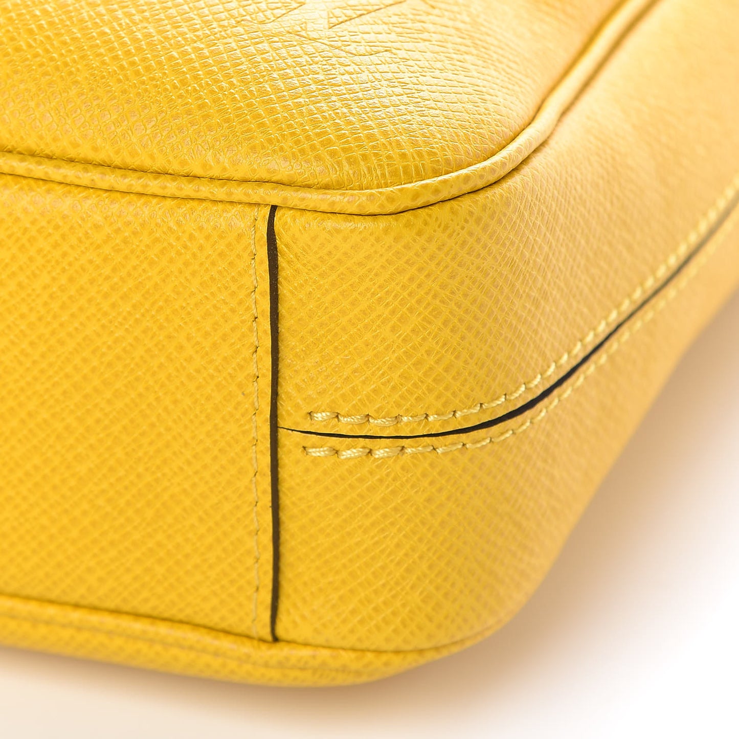Taiga Porte Documents Voyage PM Yellow Altair