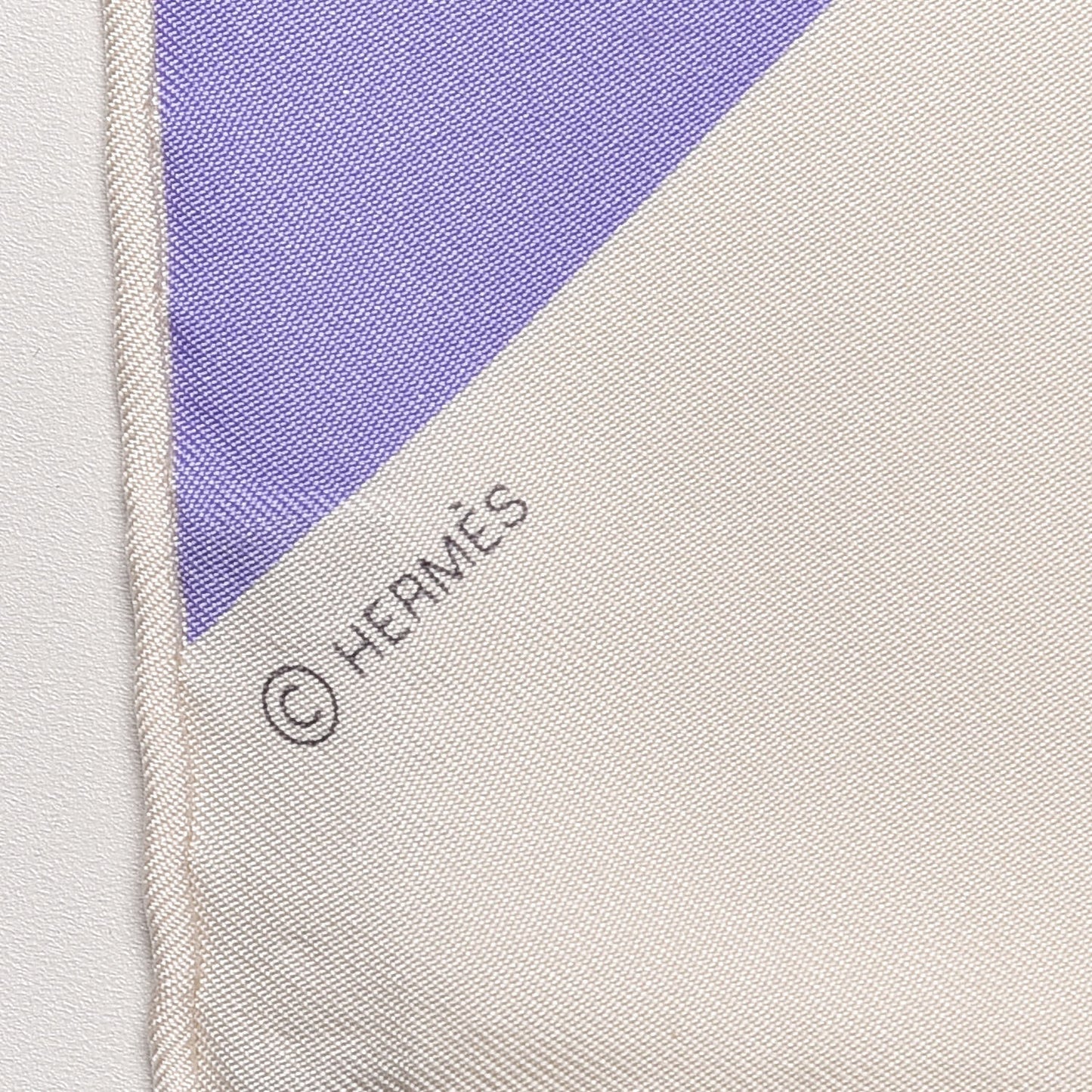 Silk Centered Rhyme de Elaine Lustig Cohen Scarf 90 Creme Jaune Rose
