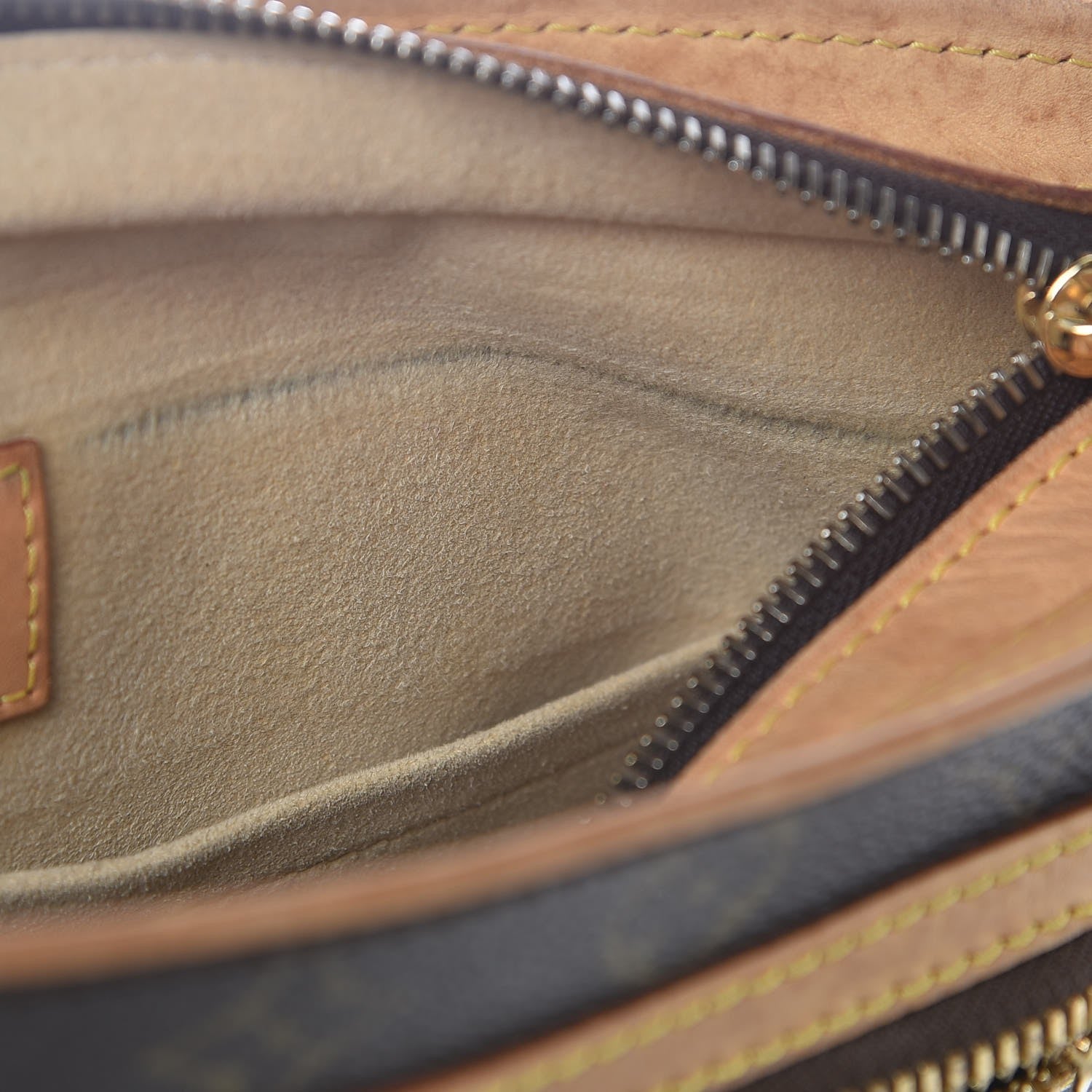Louis Vuitton Monogram Hudson GM 20 of 21