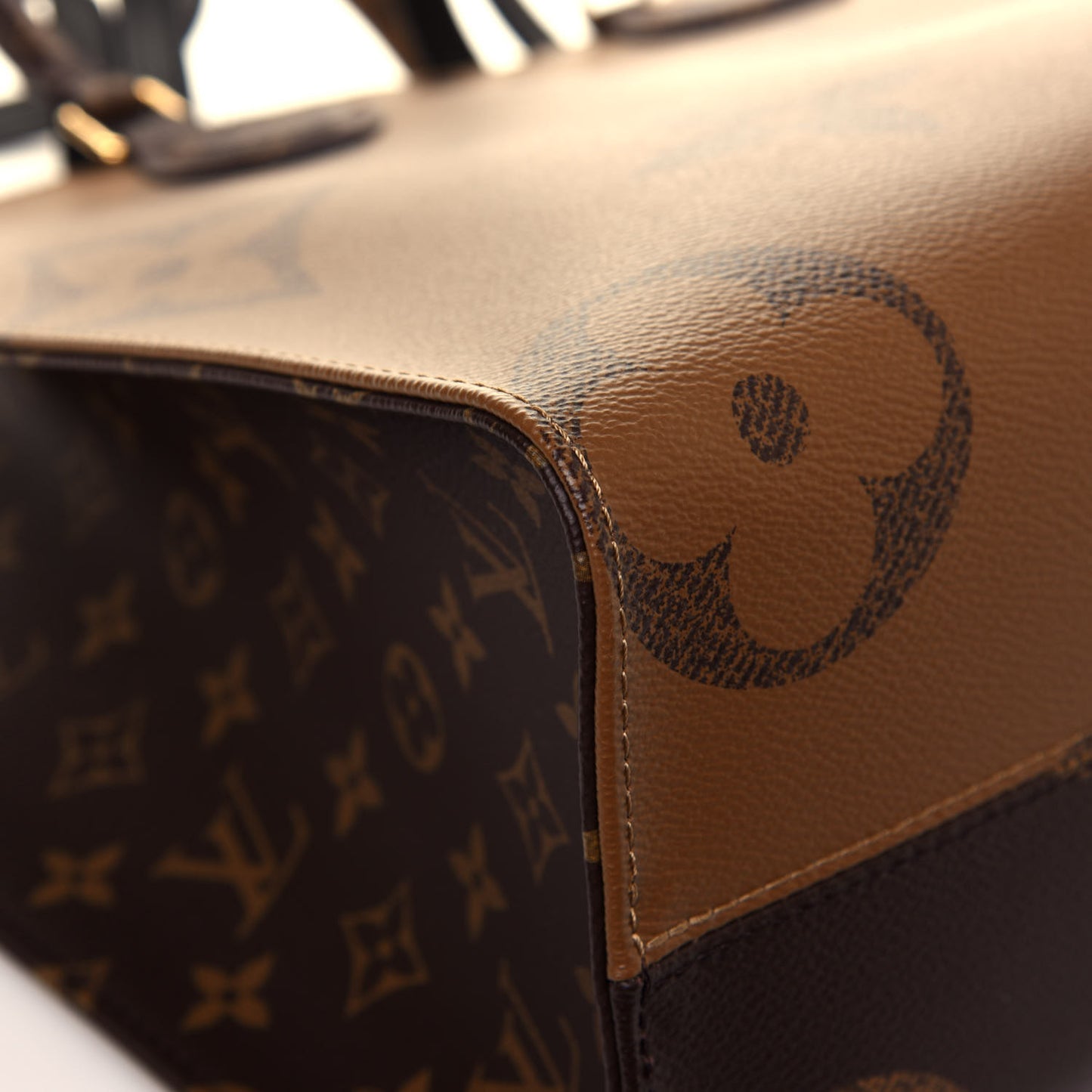 Reverse Monogram Giant Onthego MM