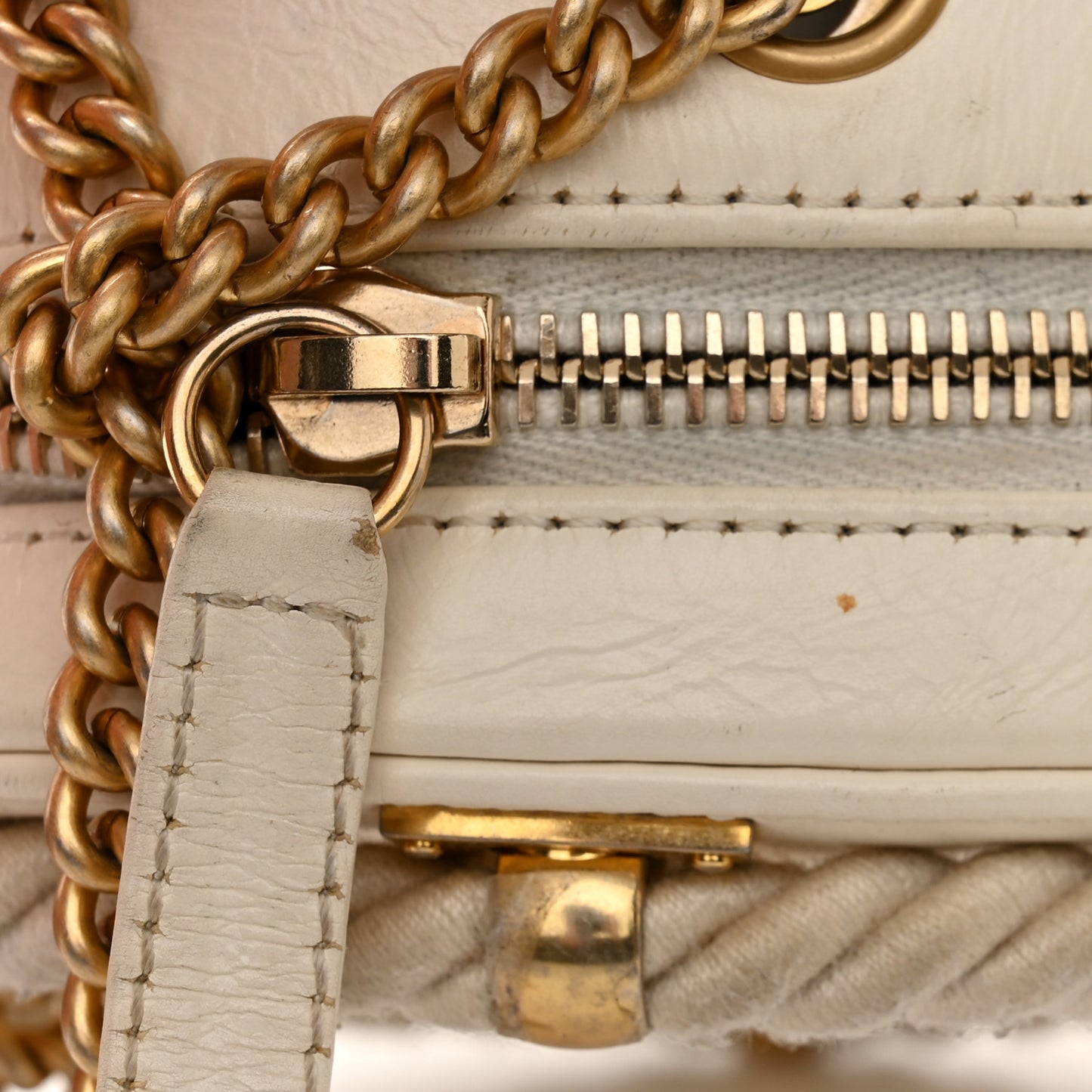 Crumpled Calfskin Cotton Small En Vogue Round Bag White
