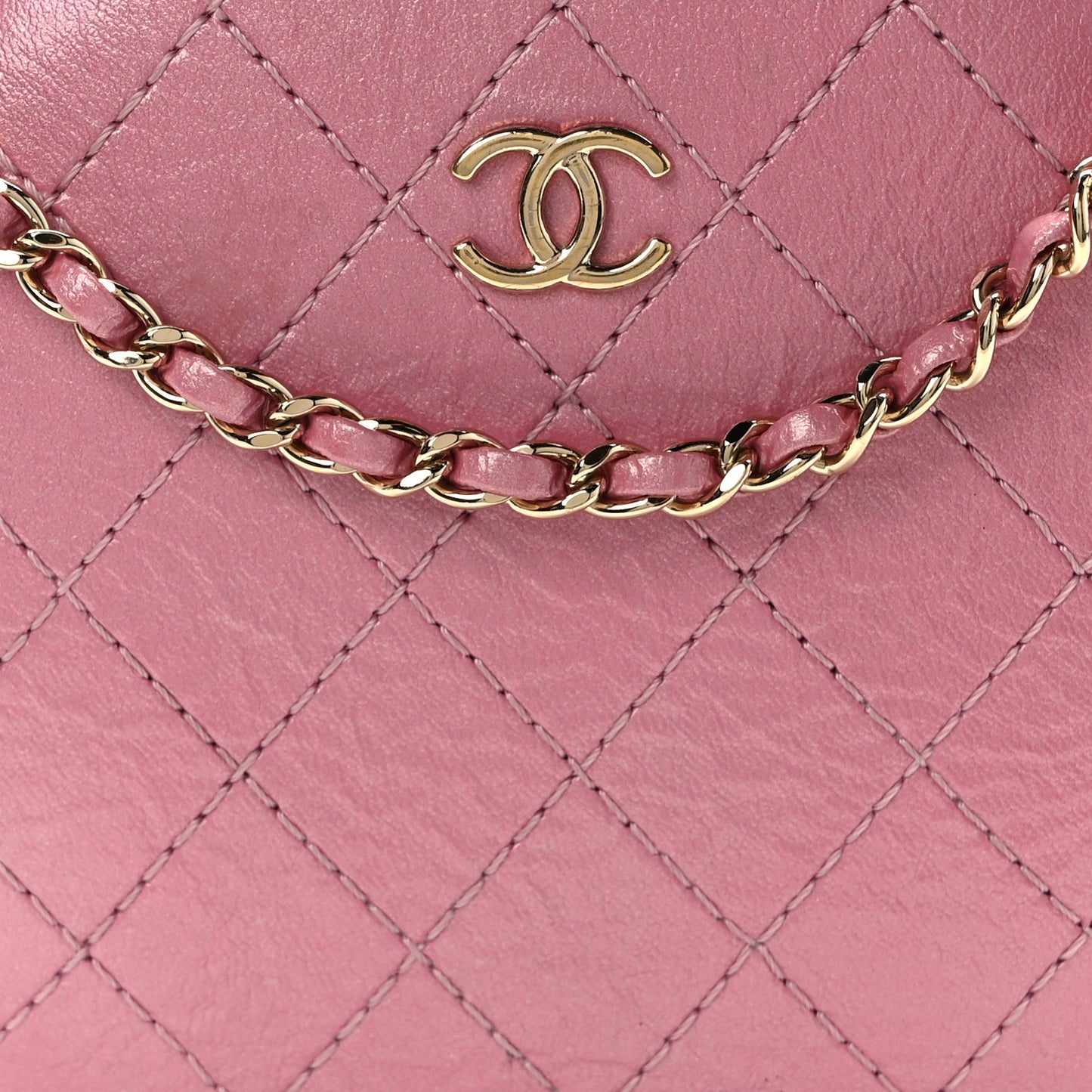 Iridescent Lambskin Quilted Round Clutch With Chain Pink