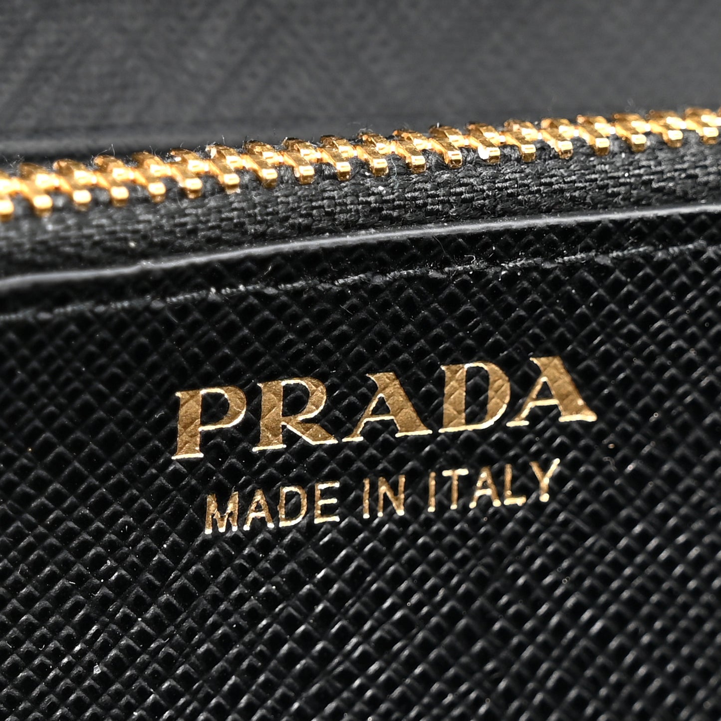 Saffiano Metal Oro Chain Wallet Black