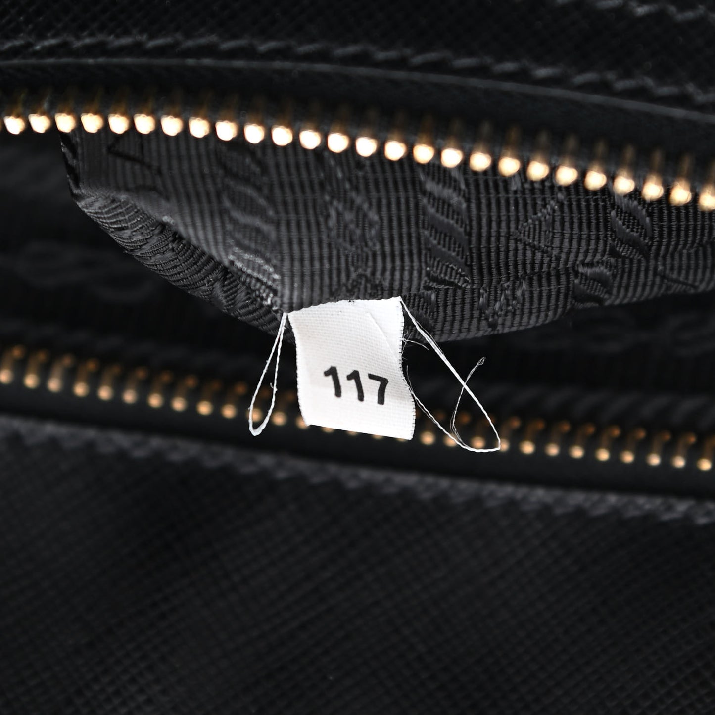 Saffiano Medium Galleria Double Zip Tote Black