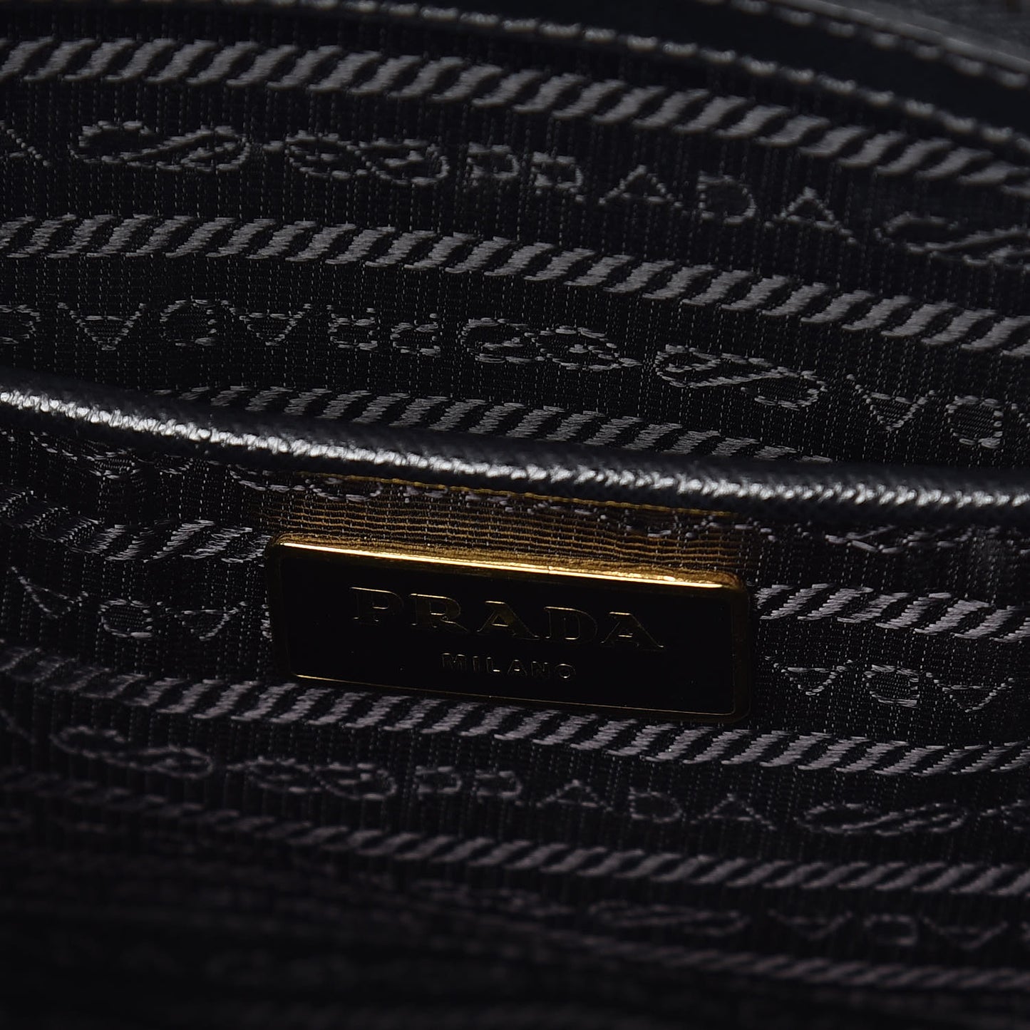 Saffiano Medium Galleria Double Zip Tote Black