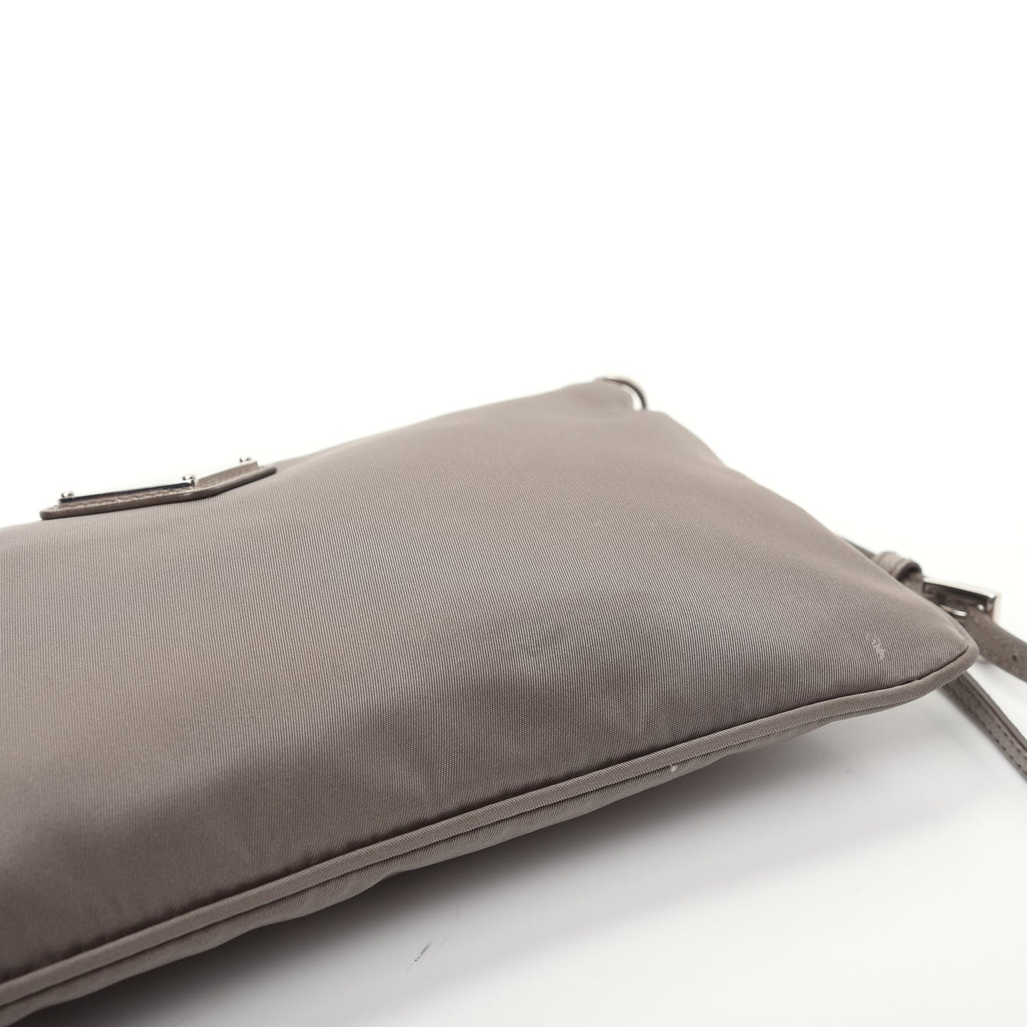 Tessuto Nylon Saffiano Wristlet Argilla