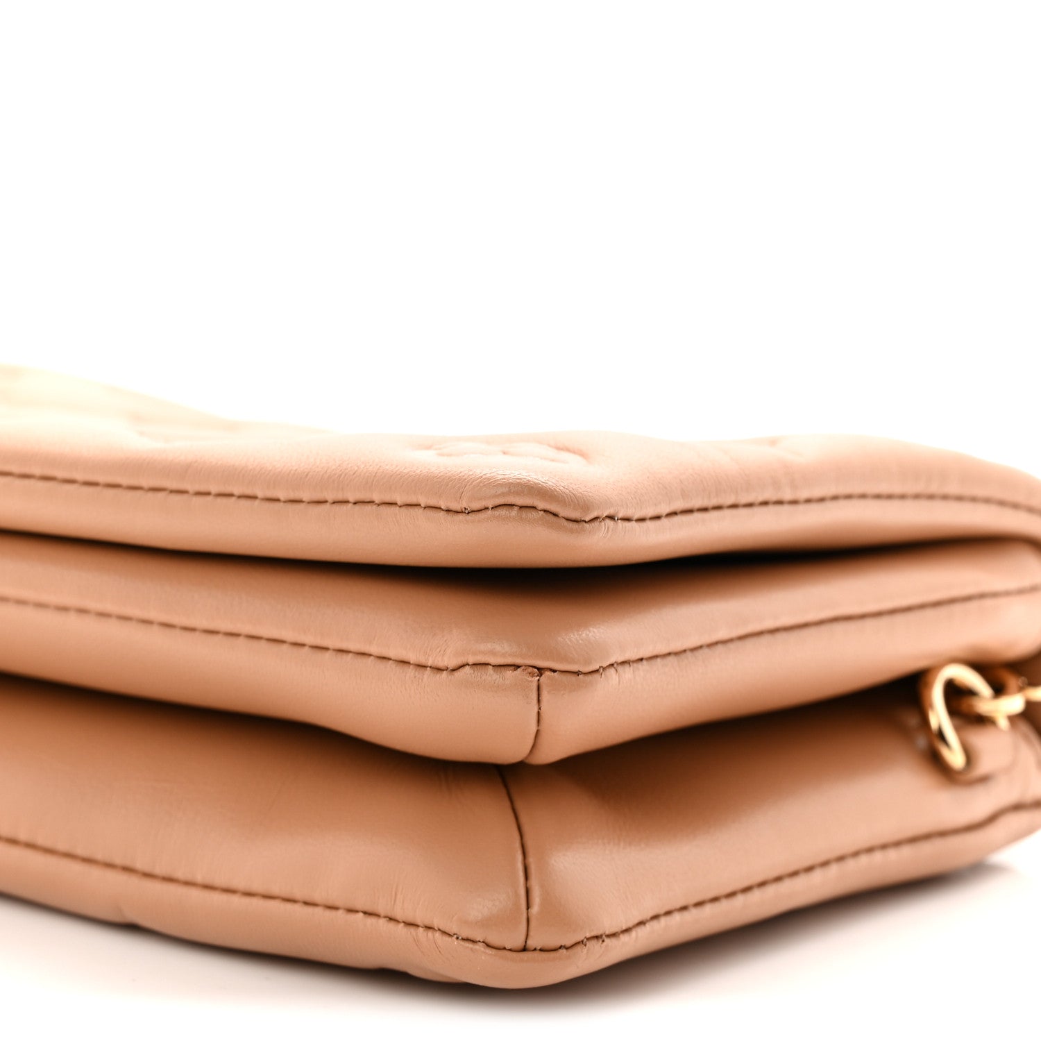 Louis Vuitton ベージュレザーケース Louis Vuitton Lambskin Embossed Monogram Pochette Coussin Camel