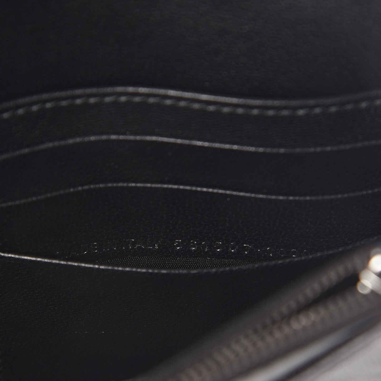 Shiny Goatskin Logo Embossed Monochrome BB Wallet On Chain Black