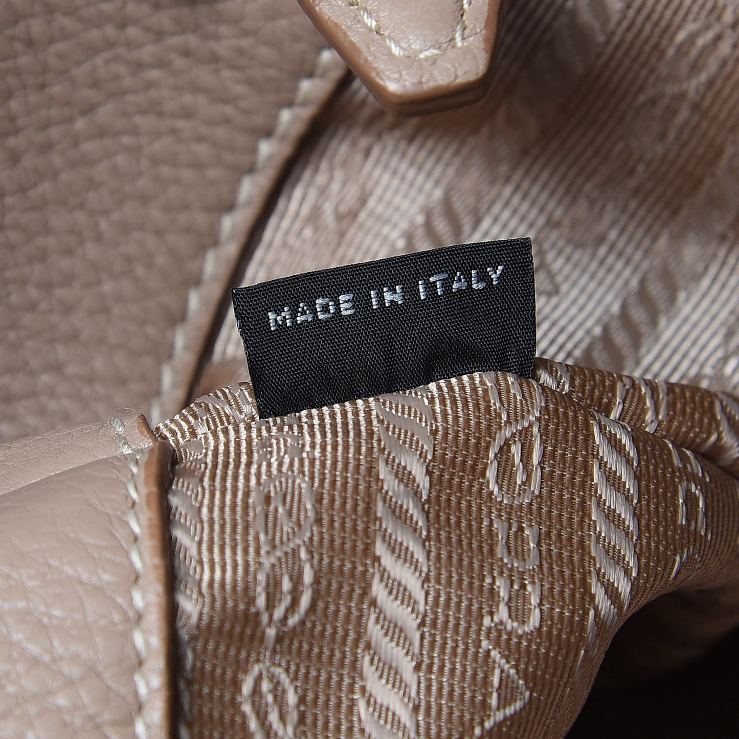 Vitello Daino Pocket Shopping Tote Cammeo