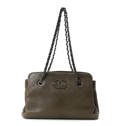 Chanel Washed Calfskin Diamond Stitch Hamptons Shopping Tote Green 1 of 10