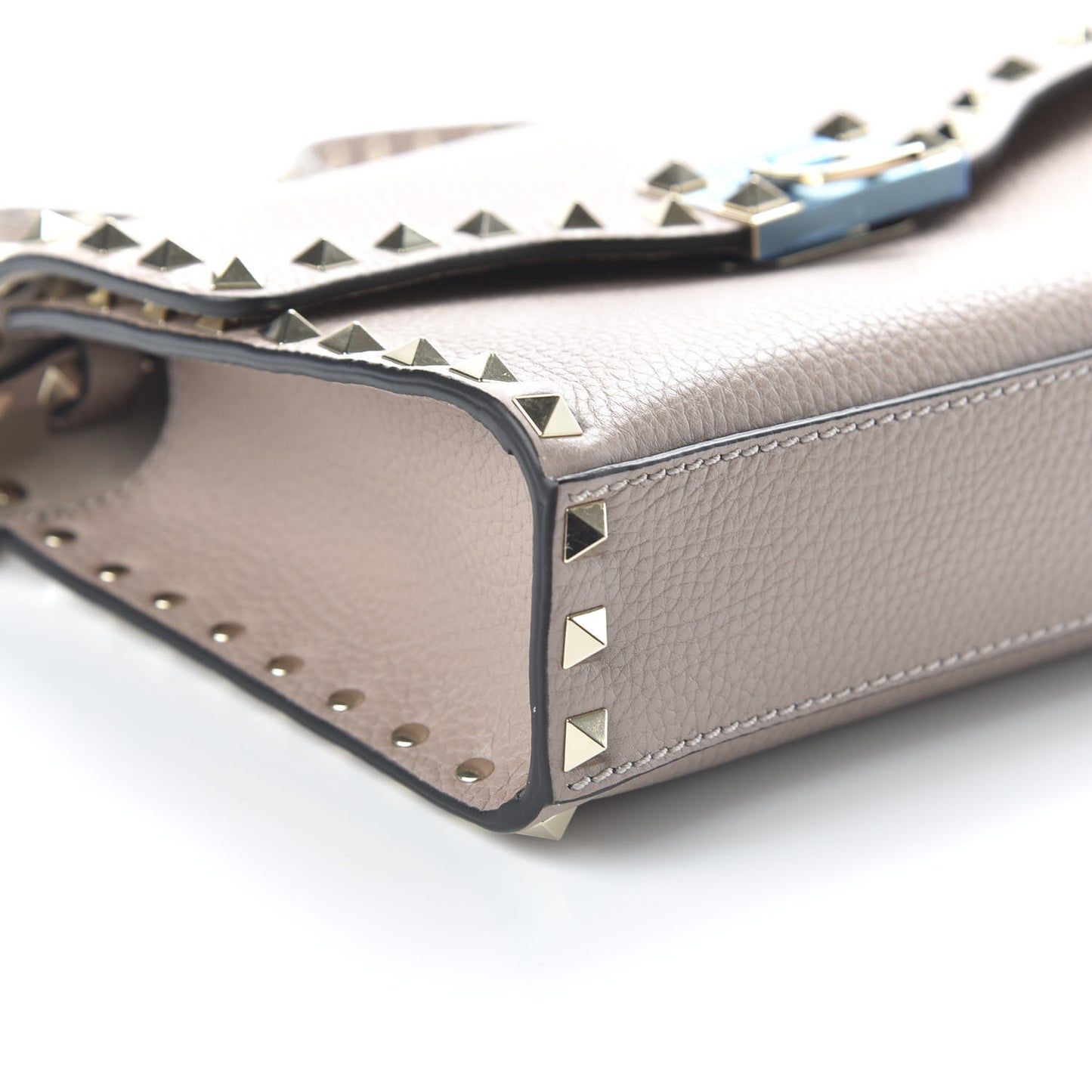 Pebbled Calfskin Medium Rockstud Flip Lock Crossbody Bag Poudre