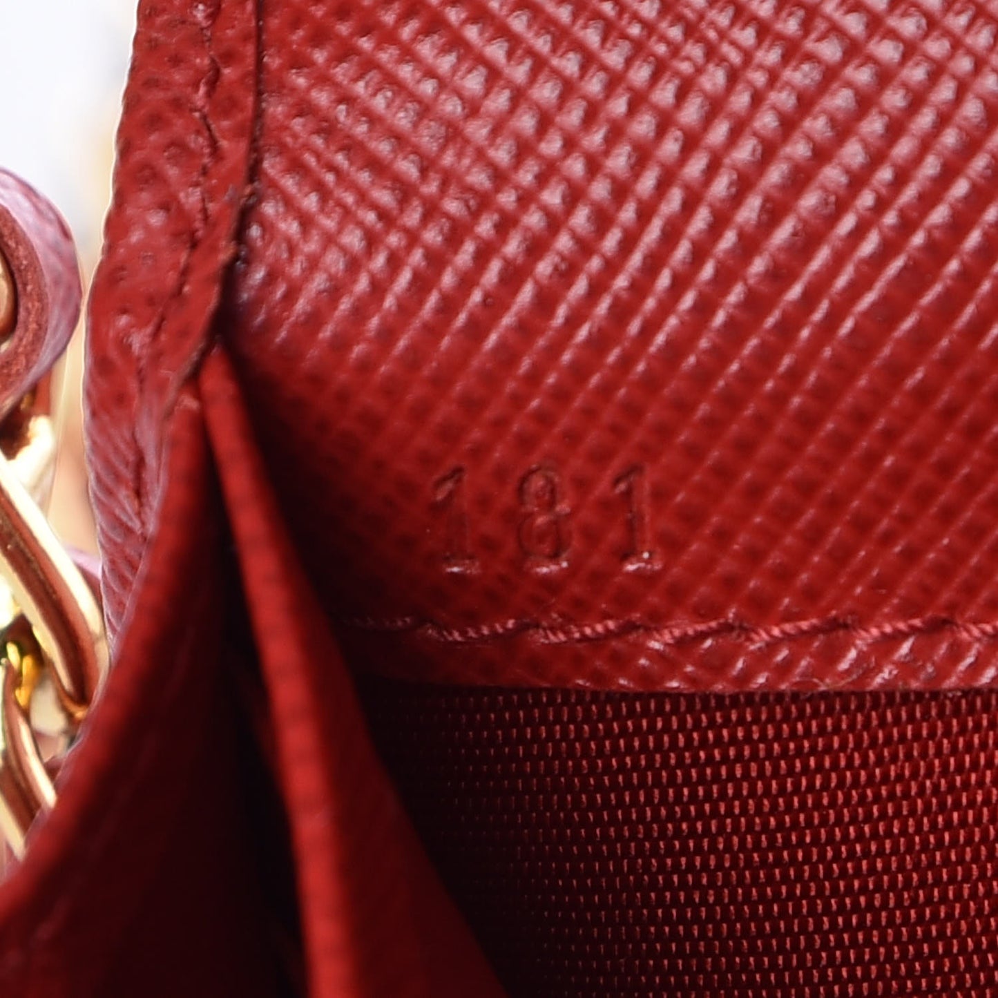 Saffiano Metal Oro Chain Wallet Fuoco