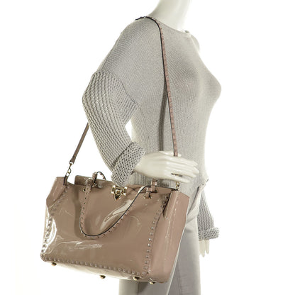 Valentino Garavani Patent Medium Punkouture Rockstud Tote Poudre 2 of 8