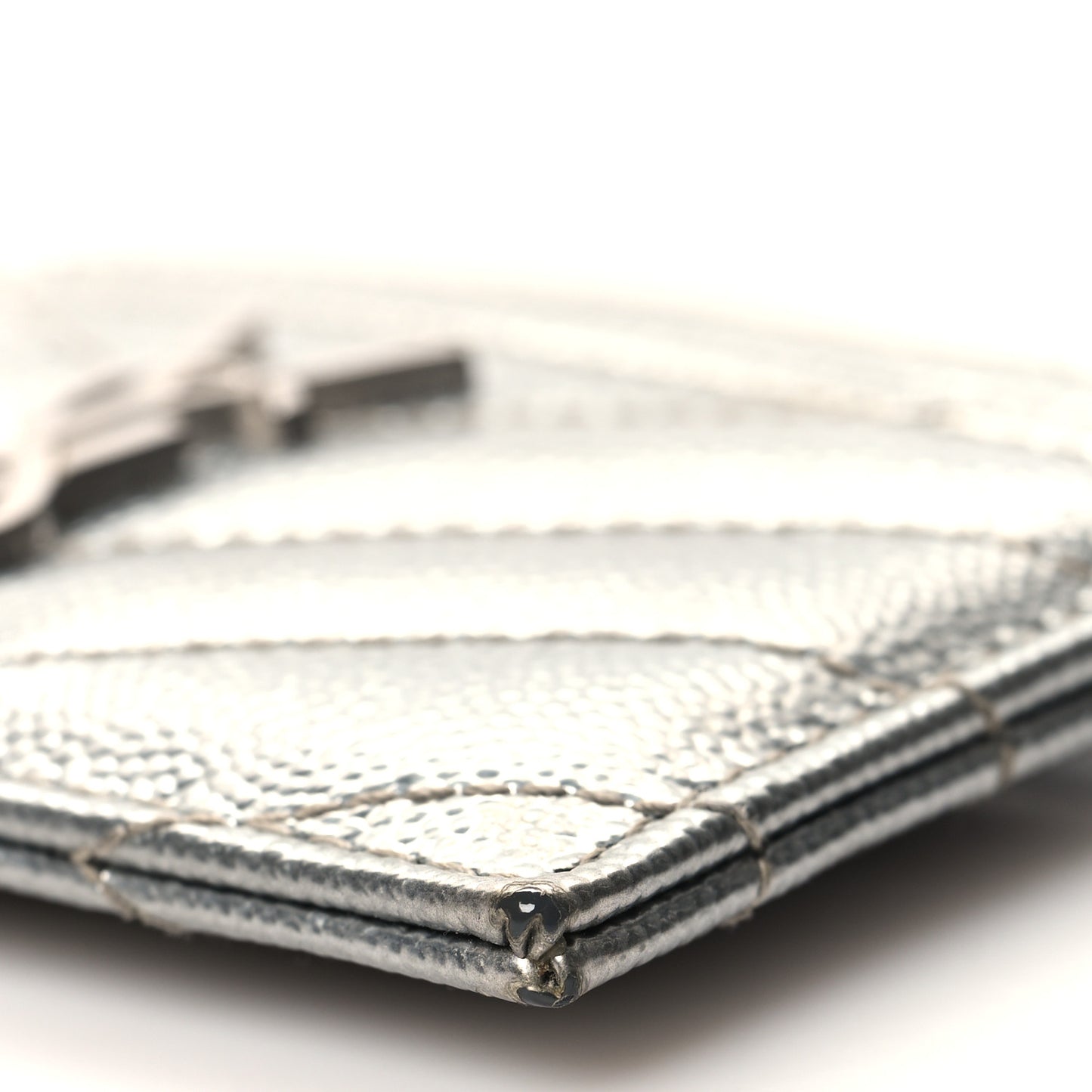 Metallic Grain De Poudre Matelasse Chevron Monogram Credit Card Case Argento