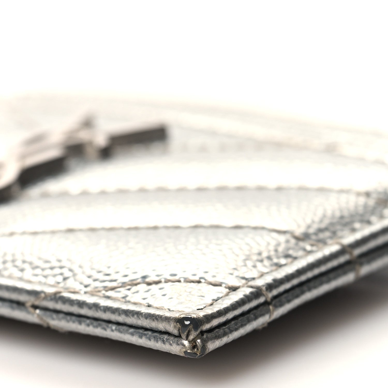 Saint Laurent Metallic Grain De Poudre Matelasse Chevron Monogram Credit Card Case Argento 9 of 10