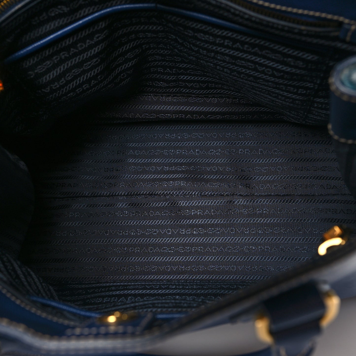 Saffiano Lux Medium Bi-Color Tote Bluette Turchese