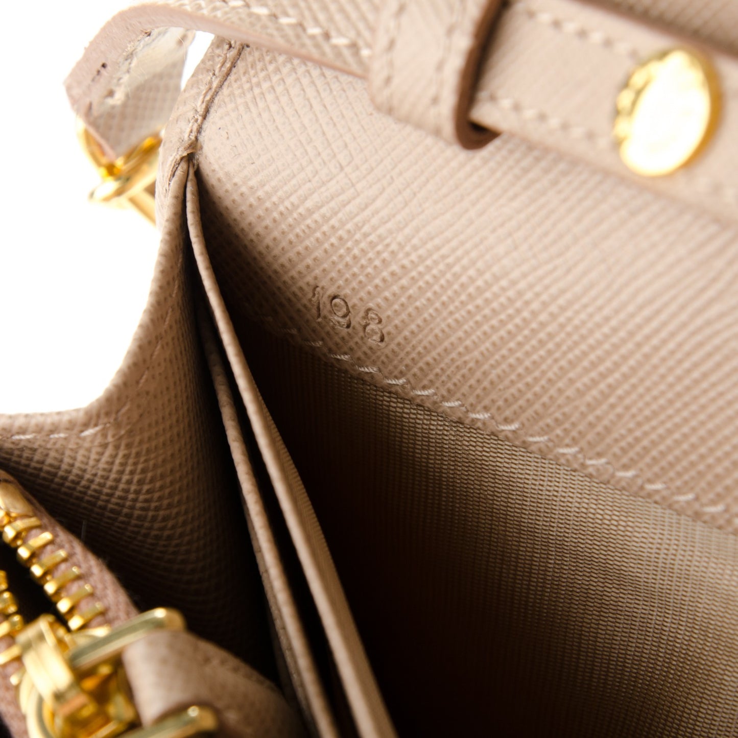 Saffiano Metal Oro Chain Wallet Cammeo