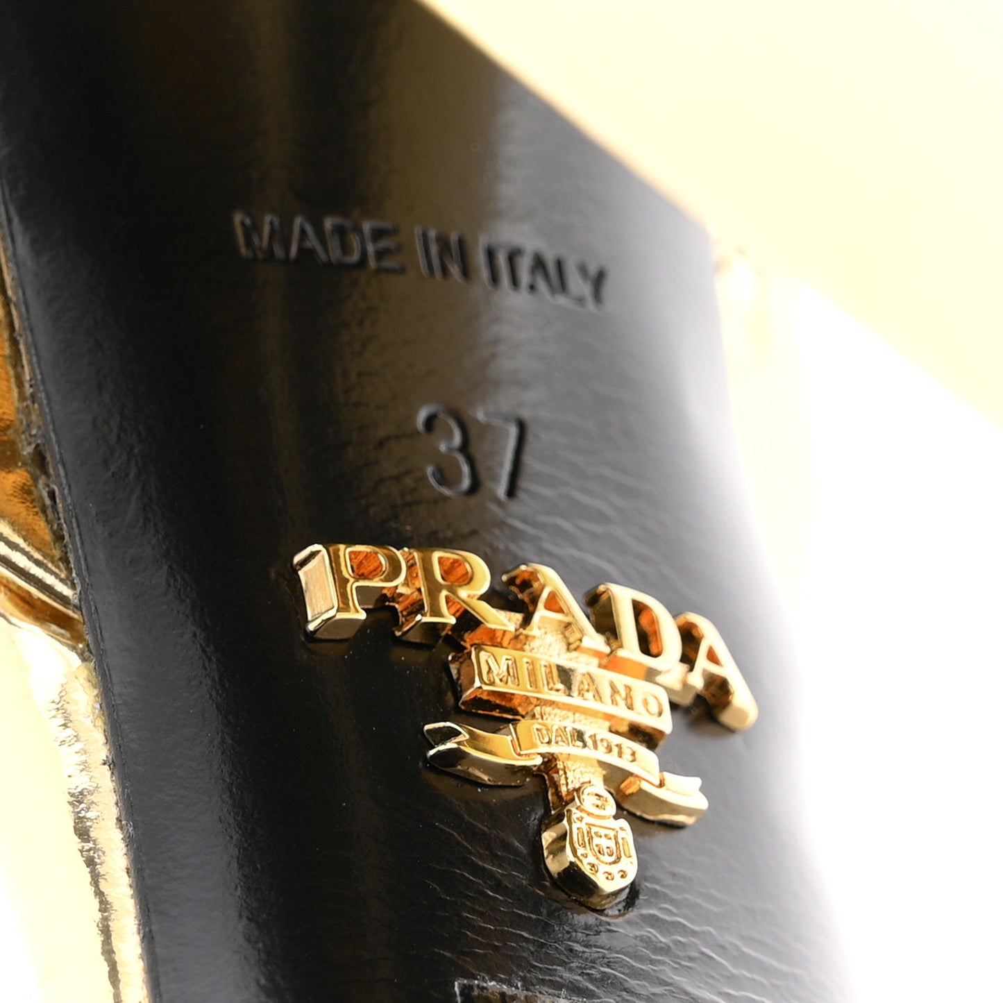 Spazzolato Metal Triangle Logo Pumps 37 Platino