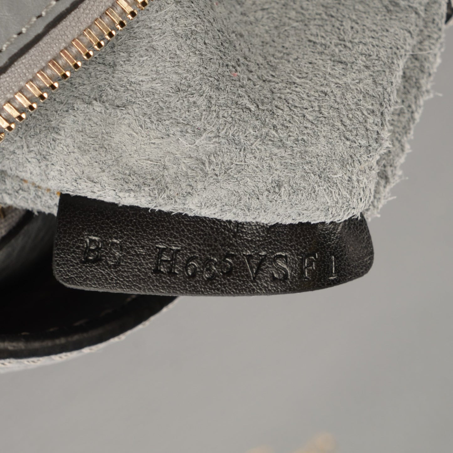 Pebbled Calfskin Large Rockstud Flip-Lock Messenger Bag Grigio Perla