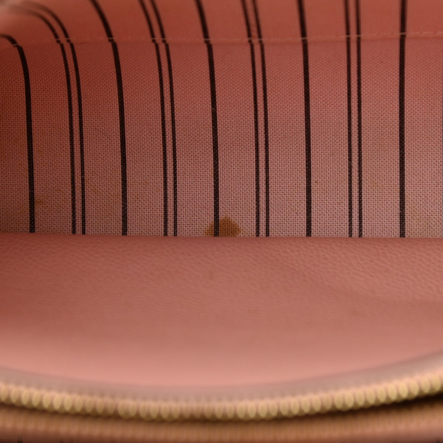 Louis Vuitton Empreinte Montaigne MM Rose Poudre 13 of 18