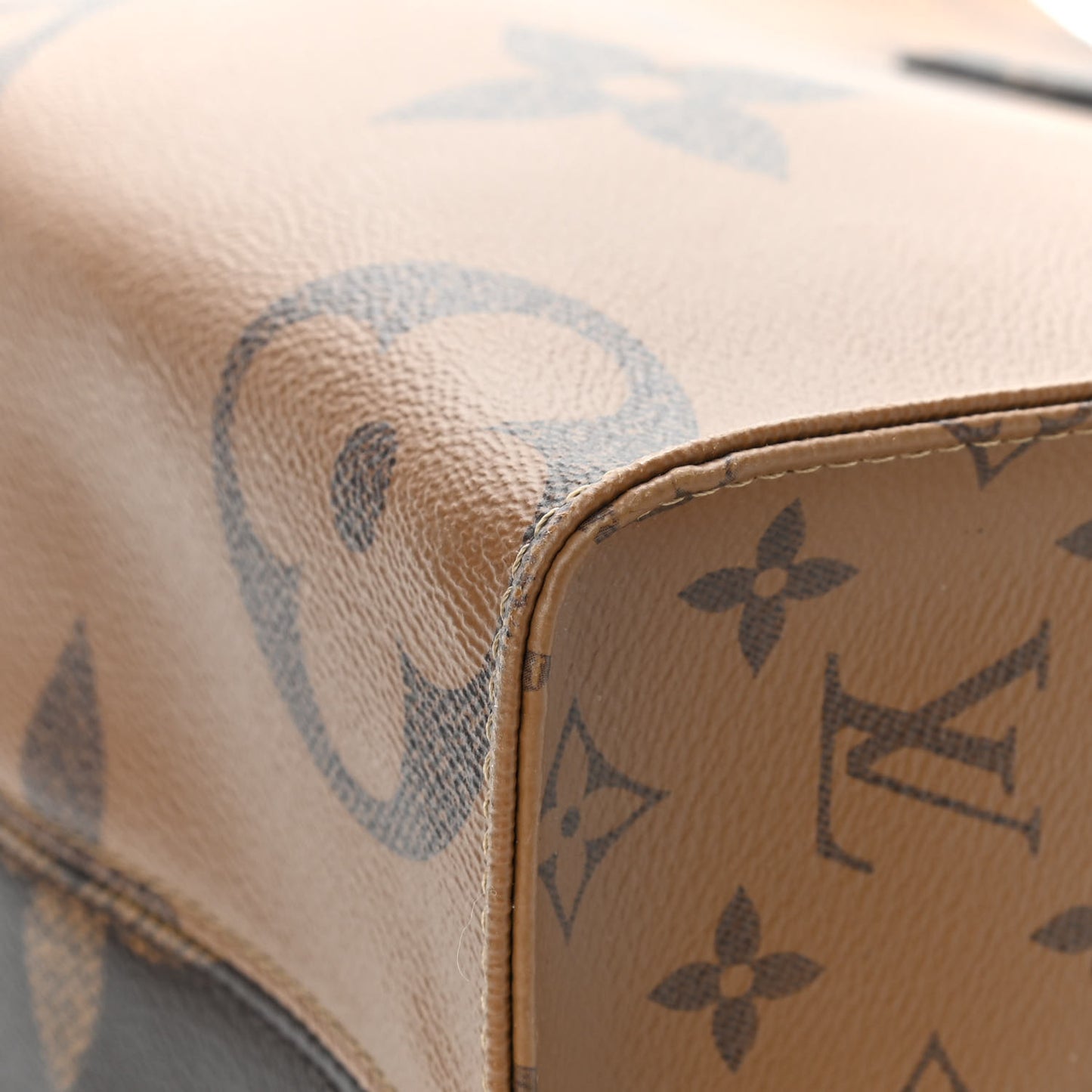 Reverse Monogram Giant Onthego MM