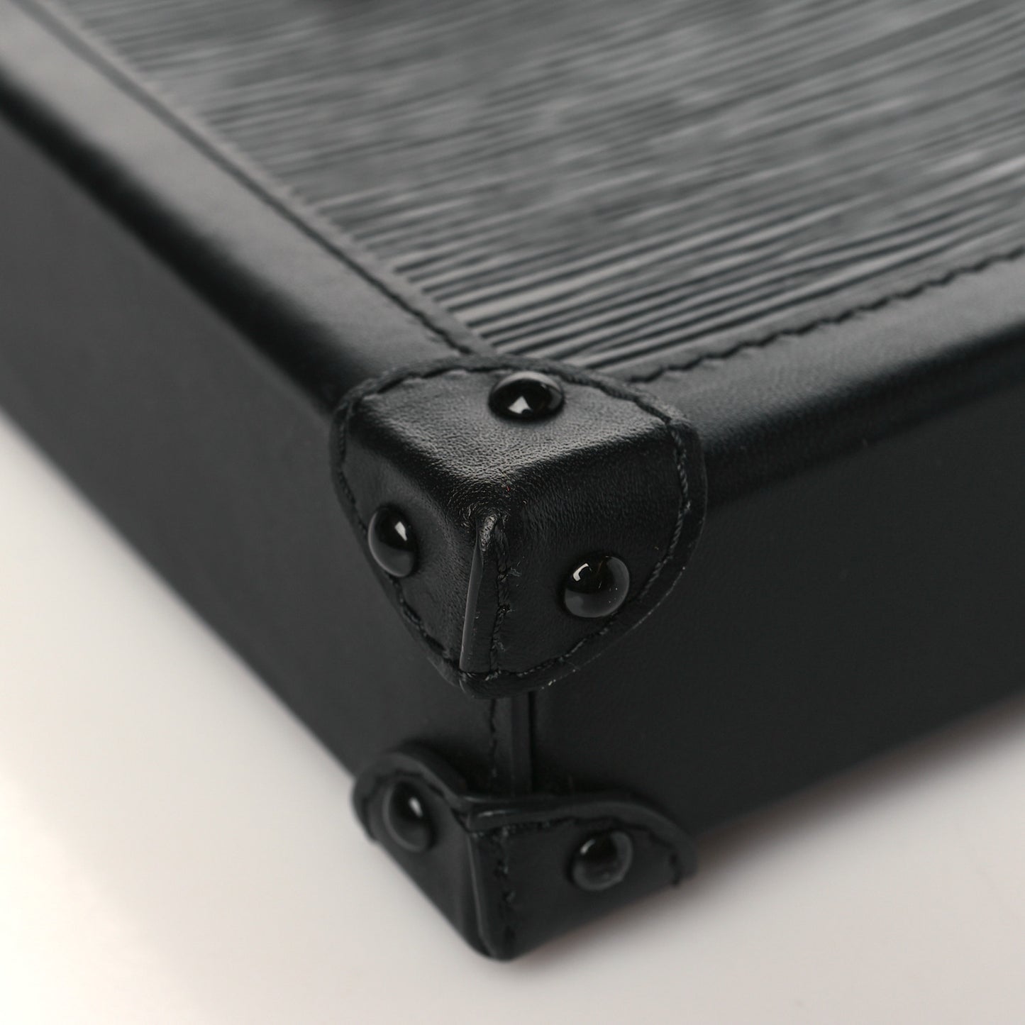 Epi Pochette Trunk Verticale Black
