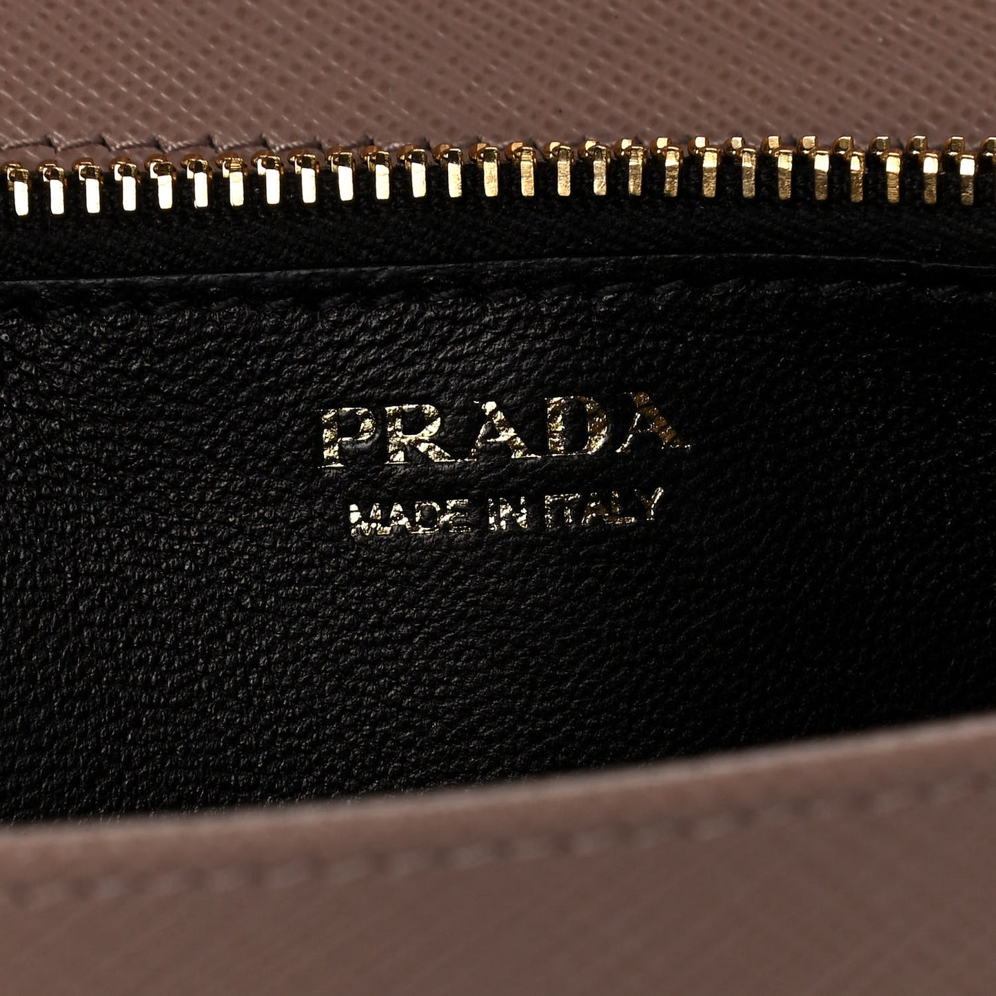 Saffiano Lux Monocrome Chain Wallet Cipria