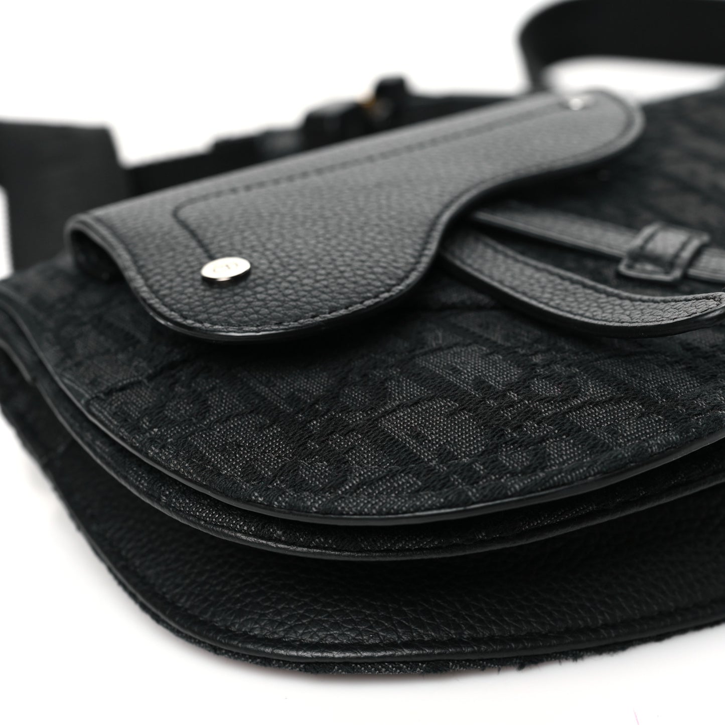 Oblique Saddle Messenger Pouch Black